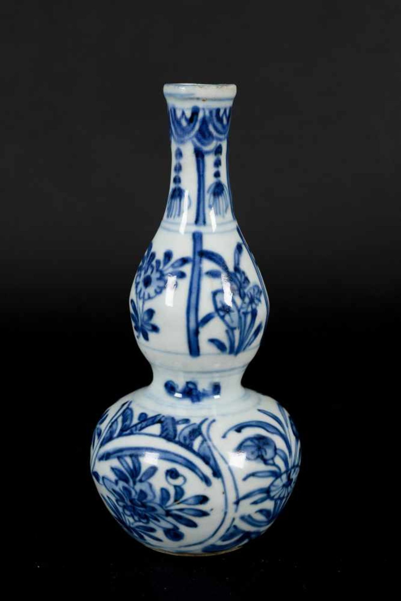 A blue and white porcelain gourd vase, decorated with flowers. Unmarked. China, Wanli. - Bild 5 aus 8