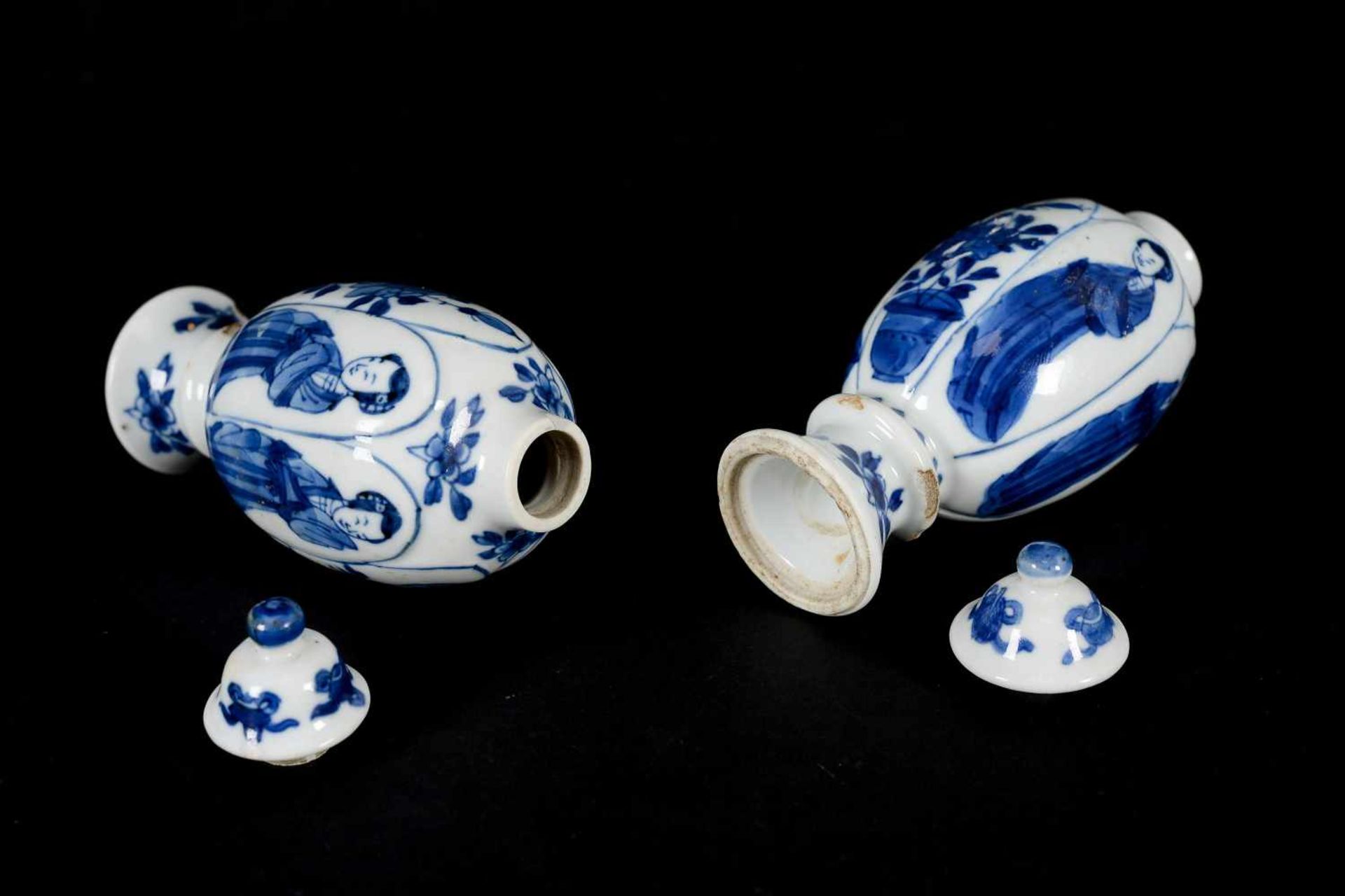 A pair of blue and white porcelain lidded miniature vases, decorated with long Elizas and flowers. - Bild 6 aus 9