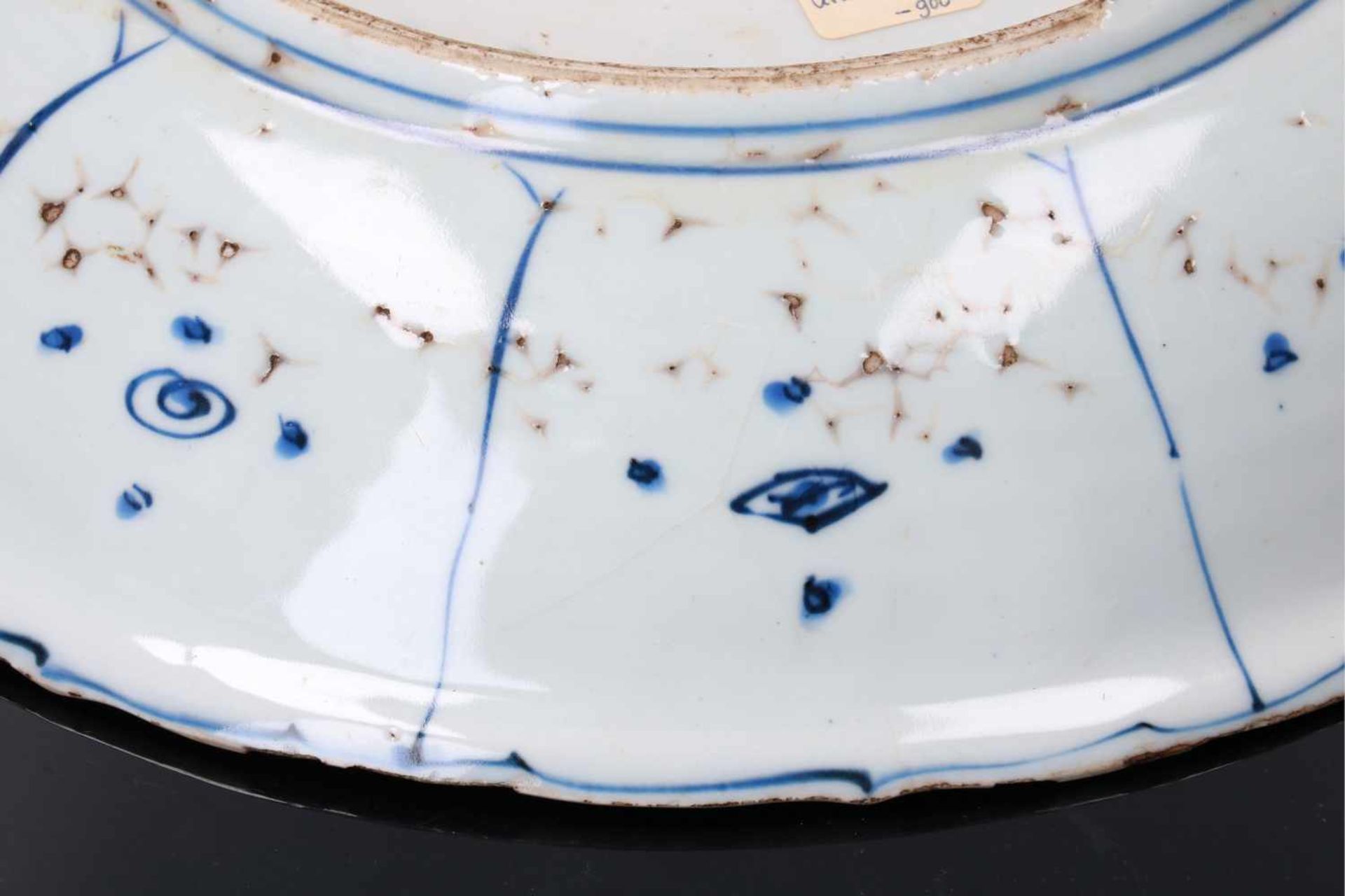 A blue and white 'kraak' porcelain deep charger, decorated with birds, flowers, fruits and - Bild 5 aus 5