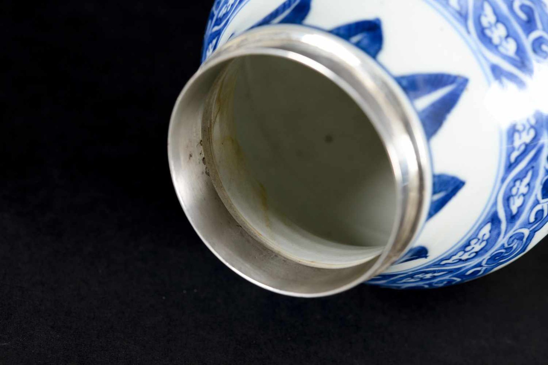 A blue and white porcelain jar with silver ring (ca. 1900) and cover, decorated with flowers and - Bild 6 aus 6