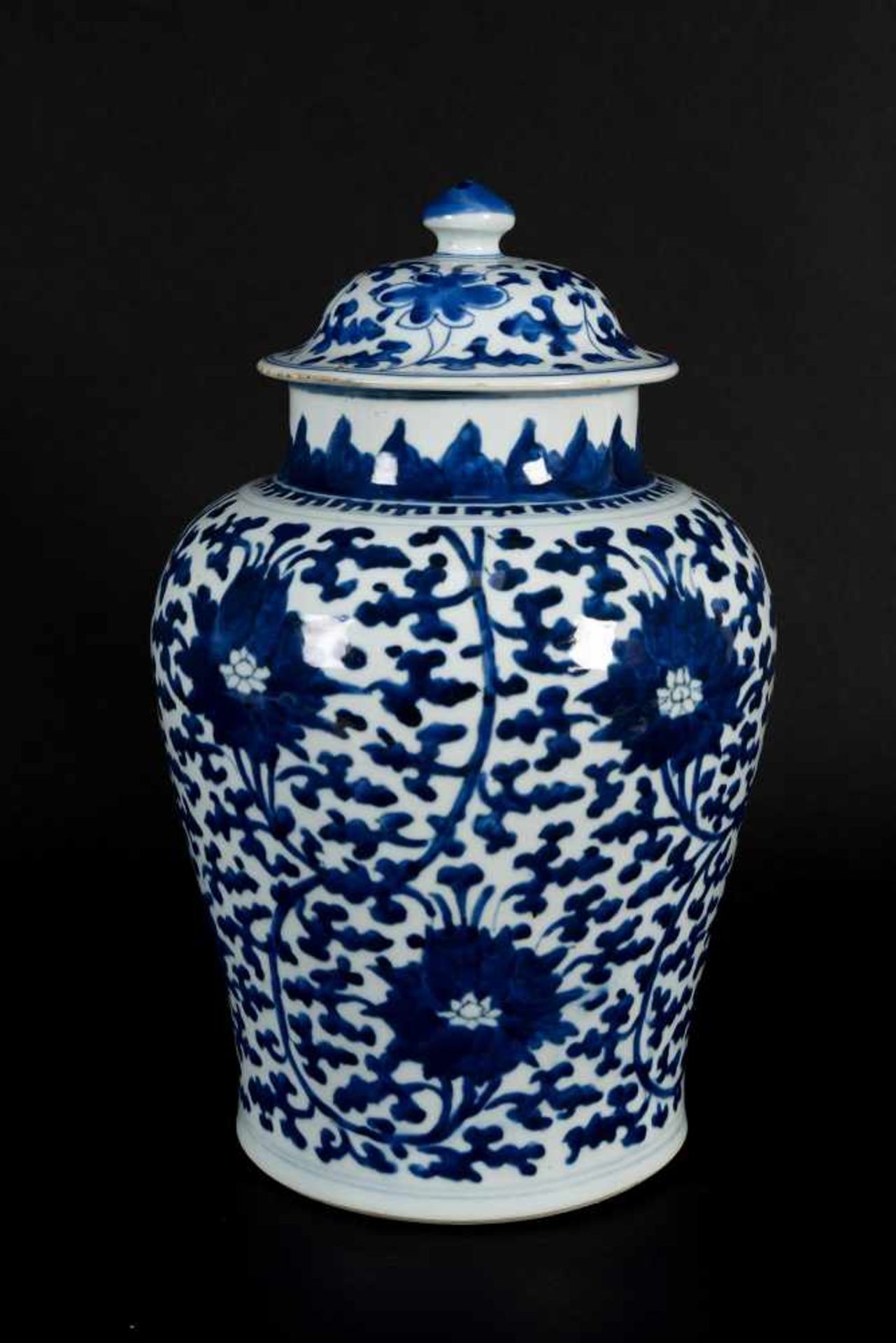 A blue and white porcelain lidded jar, decorated with lotus flowers. Unmarked. China, Kangxi. - Bild 4 aus 9