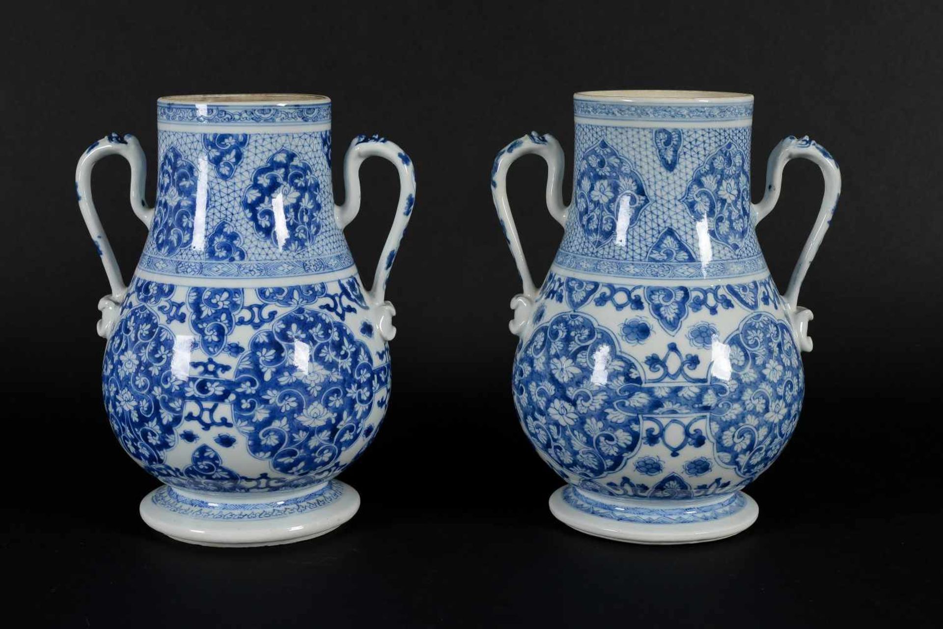 A pair of blue and white porcelain vases with two handles. Unmarked. Covers associated. China, - Bild 9 aus 13