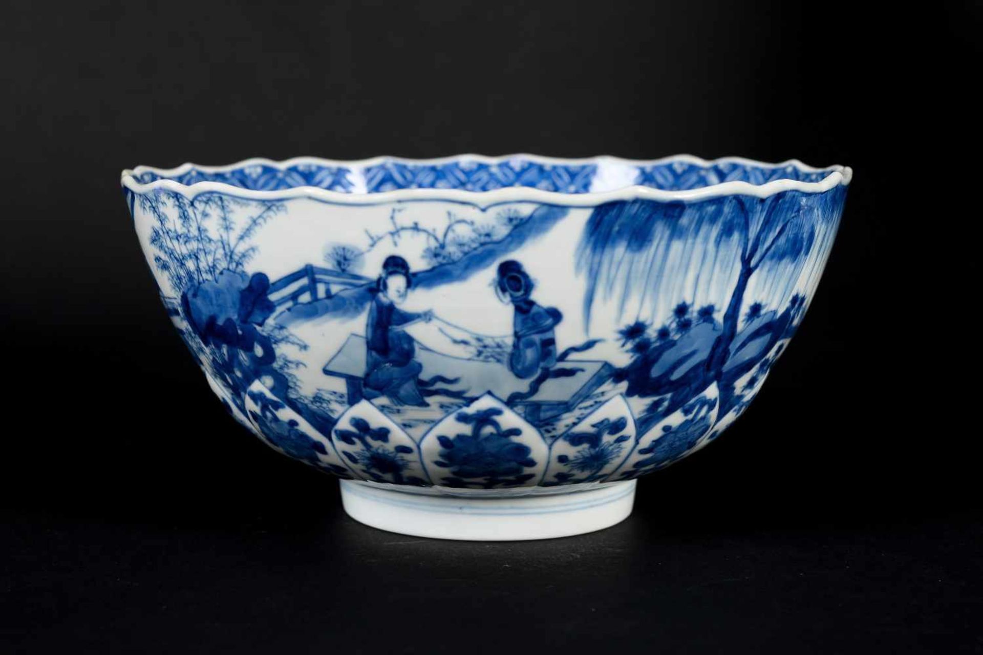 A blue and white porcelain bowl with scalloped rim, decorated with ladies in a garden and flowers. - Bild 6 aus 12