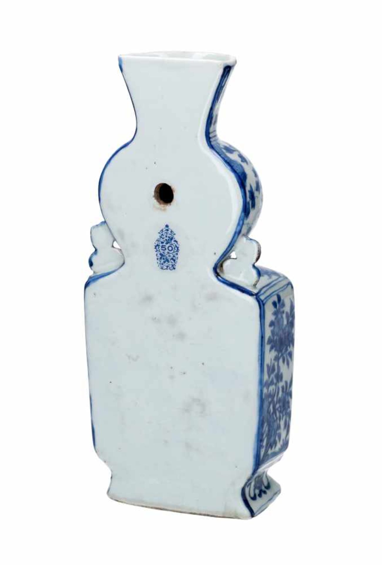 A blue and white porcelain wall vase, decorated with flowers, butterflies and censers. Marked with - Bild 4 aus 10
