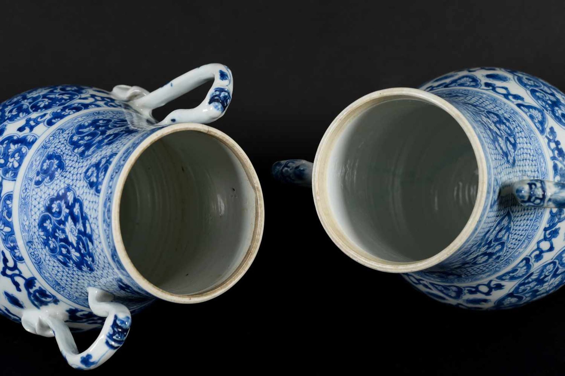 A pair of blue and white porcelain vases with two handles. Unmarked. Covers associated. China, - Bild 12 aus 13