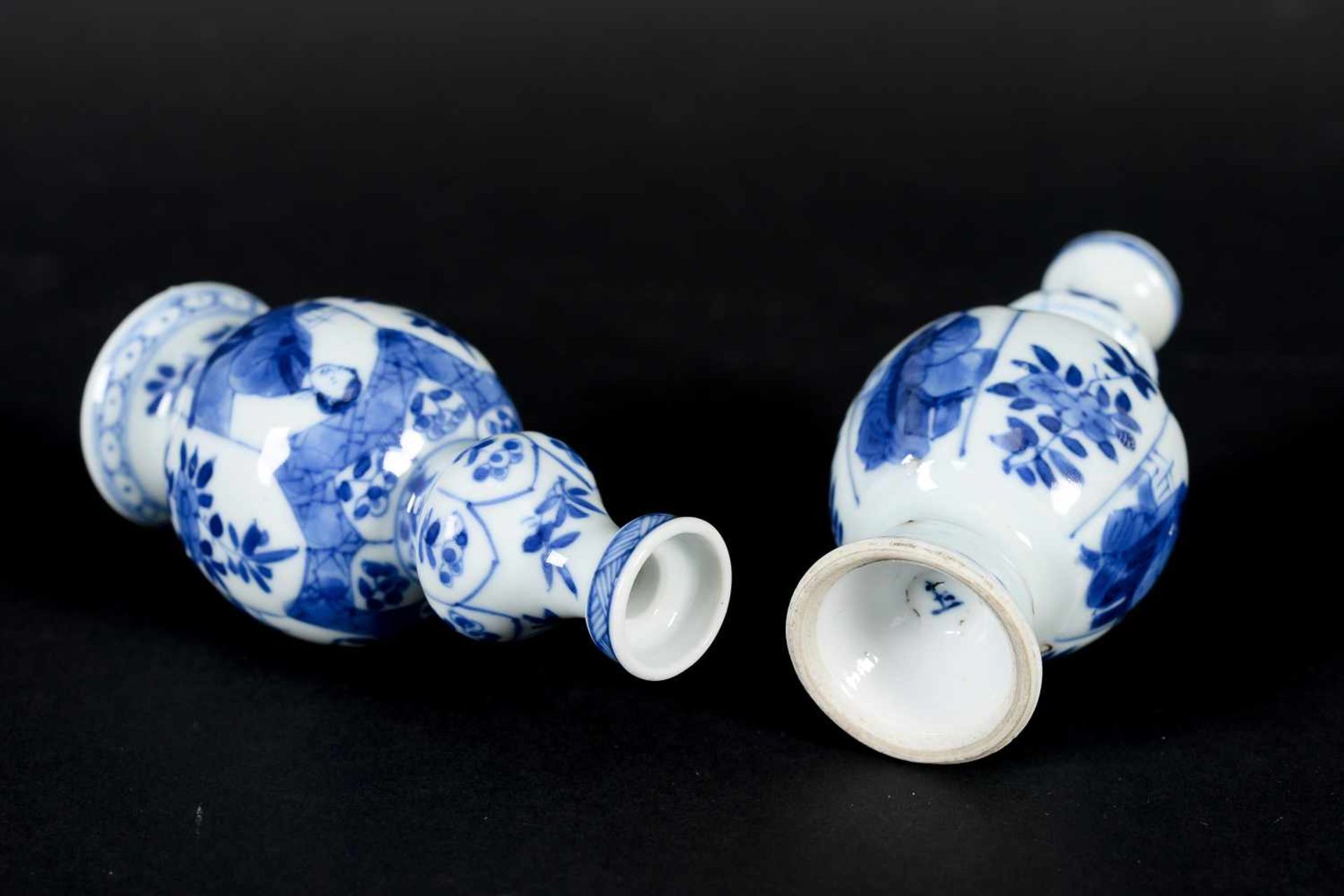 A pair of blue and white porcelain miniature vases, decorated with long Elizas and flowers. Marked - Bild 6 aus 6