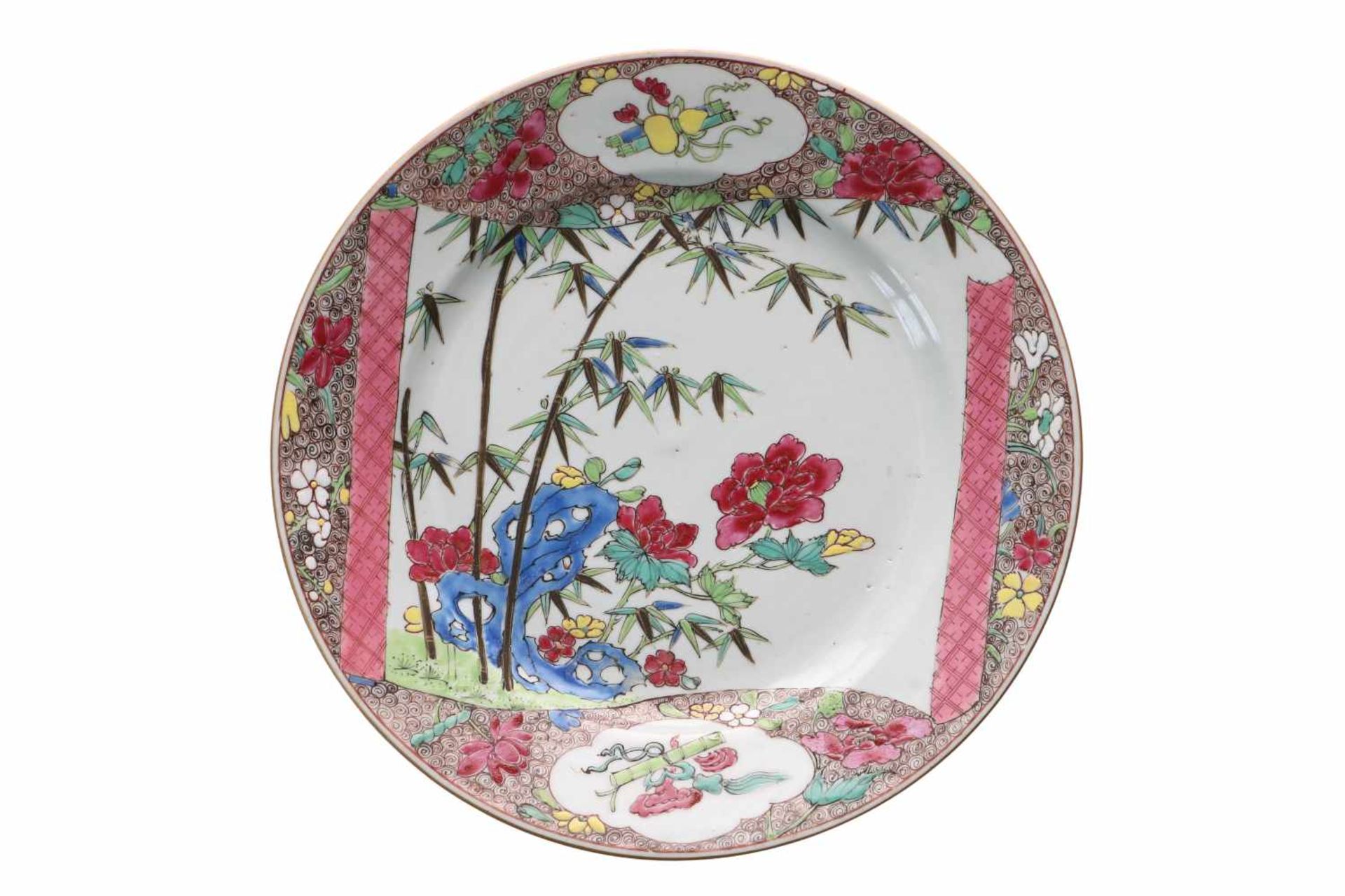 A set of five famille rose porcelain dishes, decorated with scrolls and flowers. Unmarked. China, - Bild 6 aus 7
