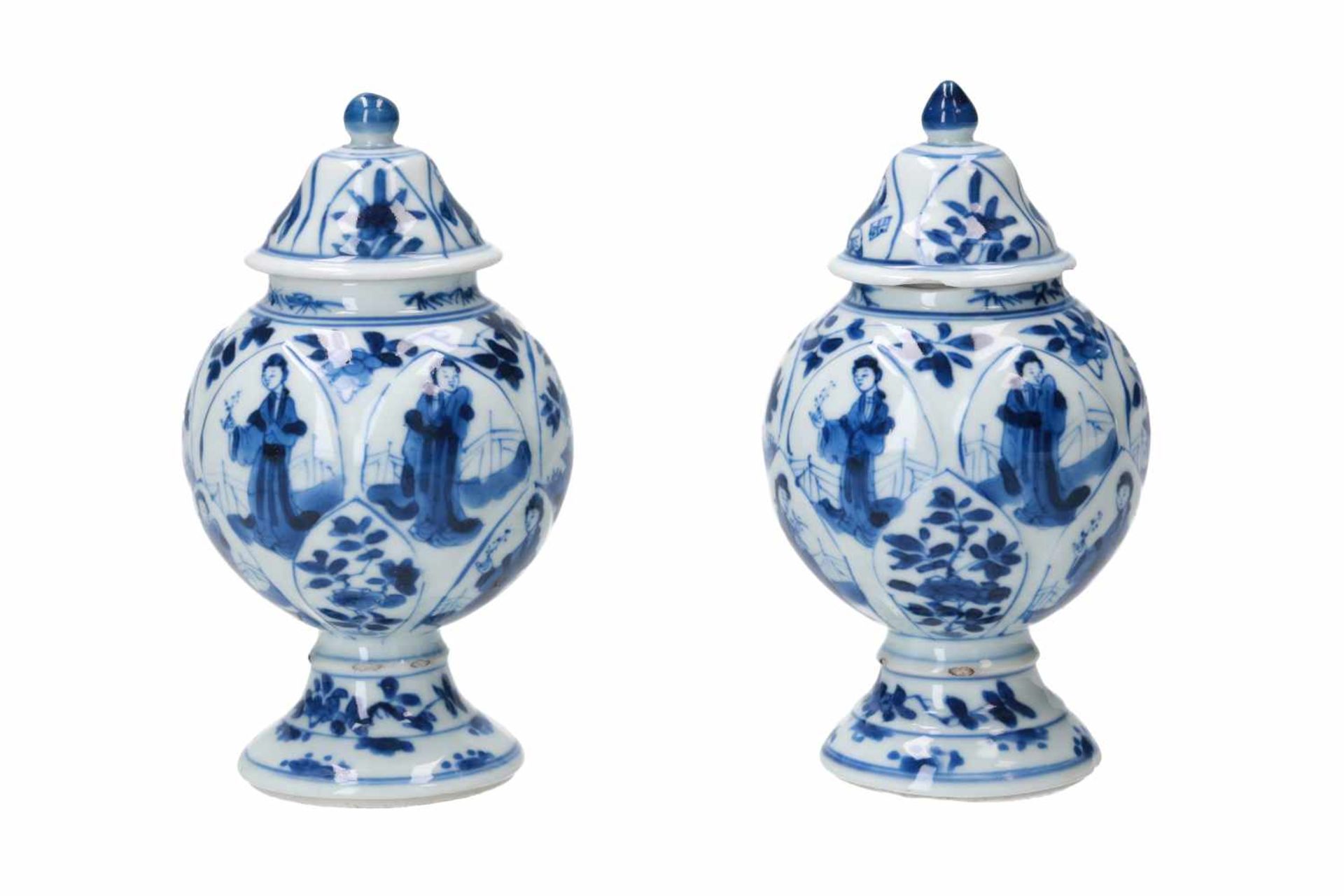 A pair of blue and white porcelain mustard jars, decorated with figures, flowers and little boys. - Bild 3 aus 8