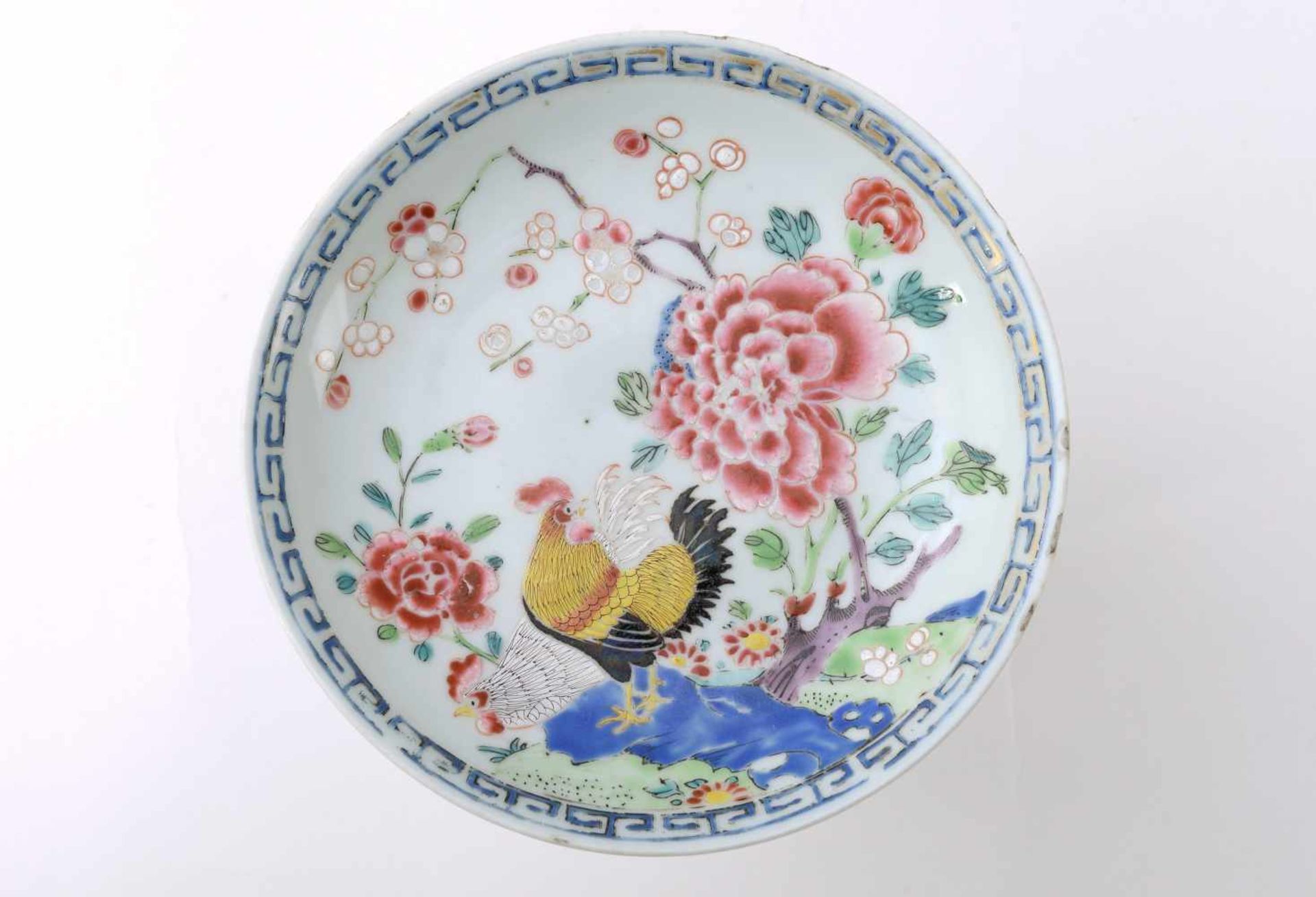 A famille rose porcelain chicken saucer, decorated with flowers. Unmarked. China, Qianlong. - Bild 4 aus 5