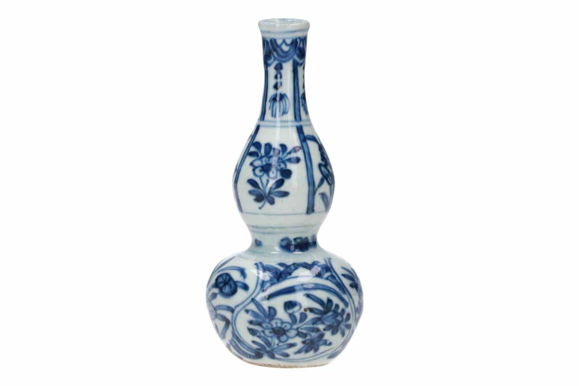 A blue and white porcelain gourd vase, decorated with flowers. Unmarked. China, Wanli. - Bild 2 aus 8