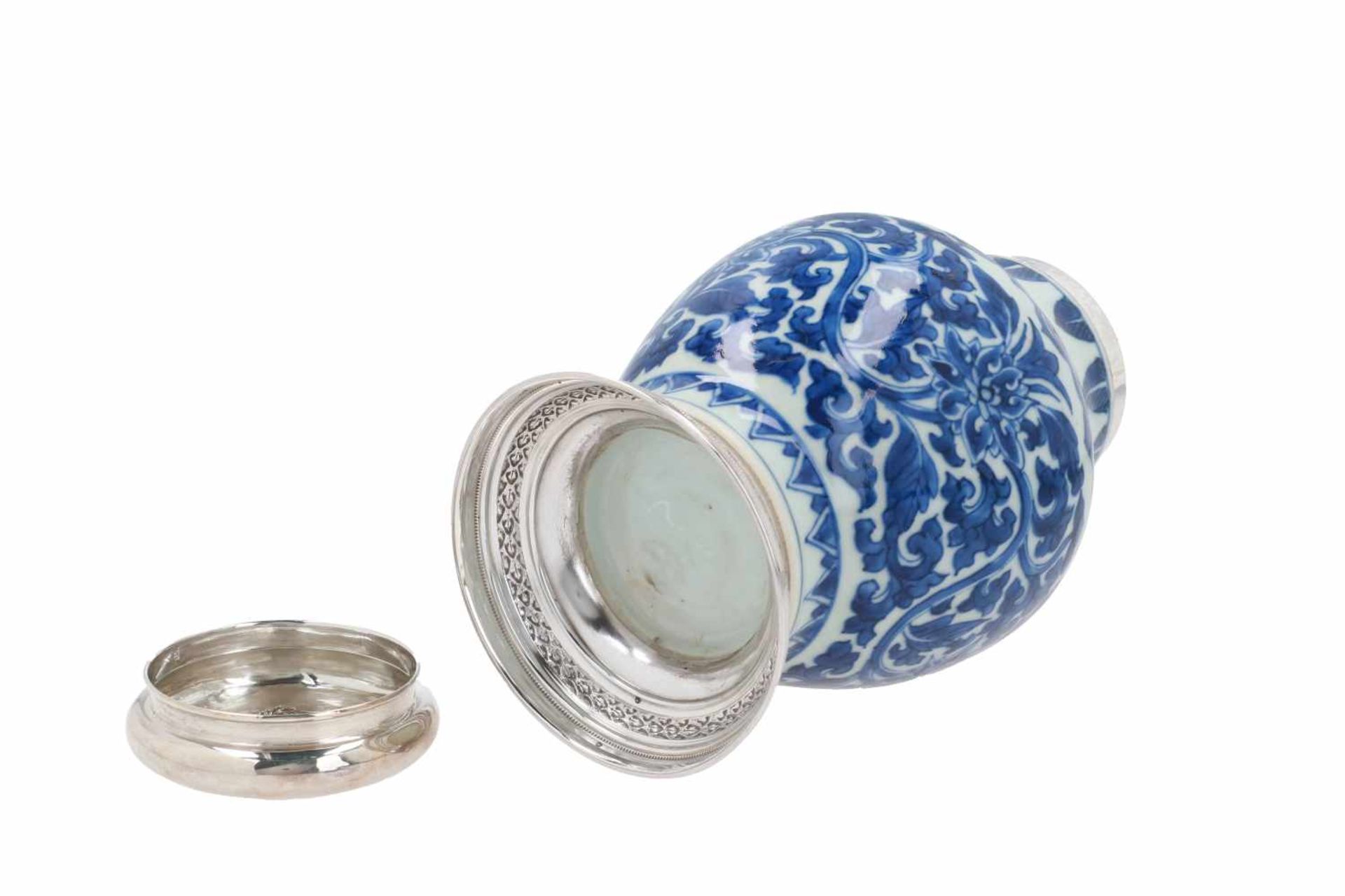 A blue and white porcelain jar with silver ring (ca. 1900) and cover, decorated with flowers and - Bild 3 aus 6