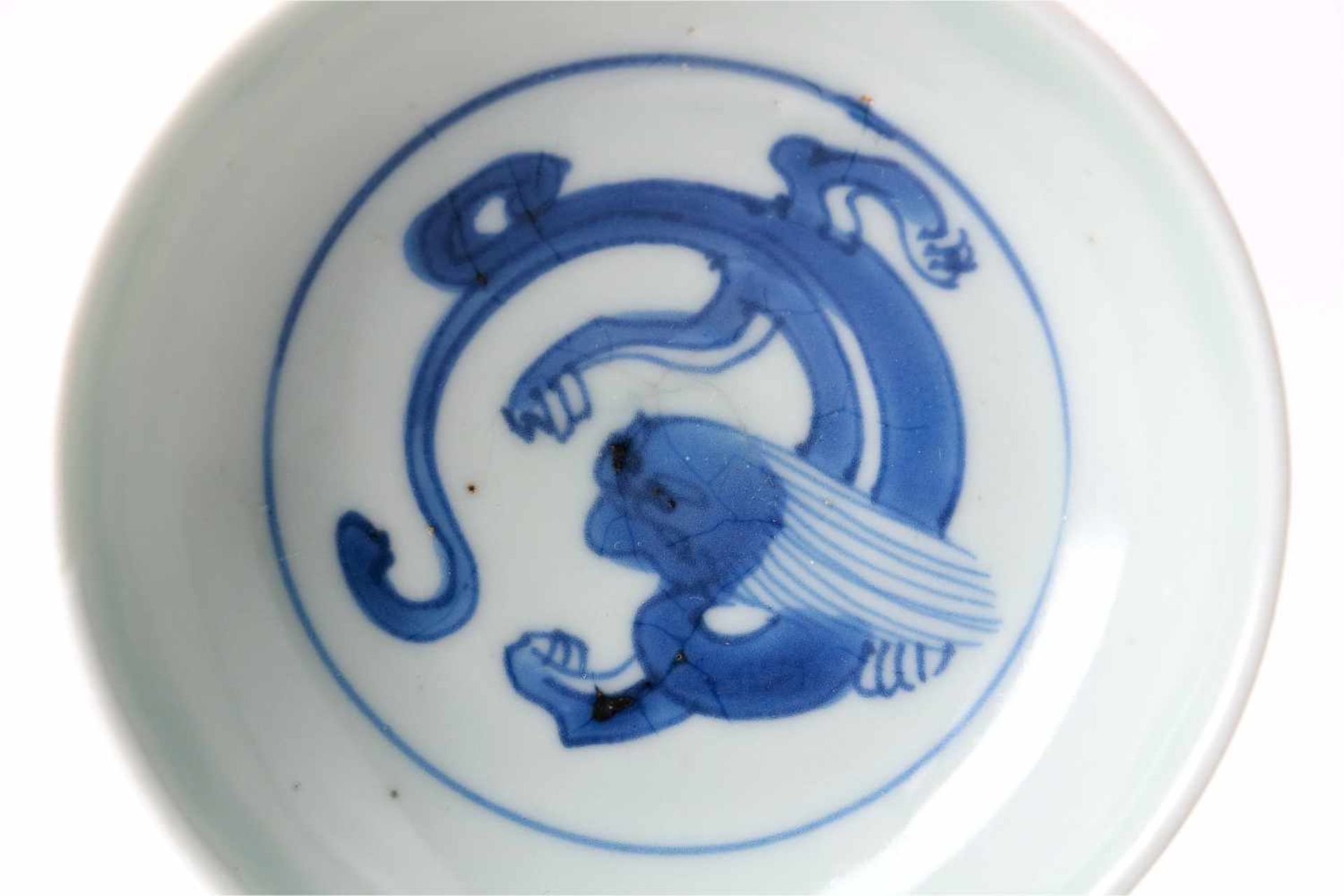 Two blue and white porcelain saucers, decorated with a dragon and a mythical creature. Marked. - Bild 4 aus 4