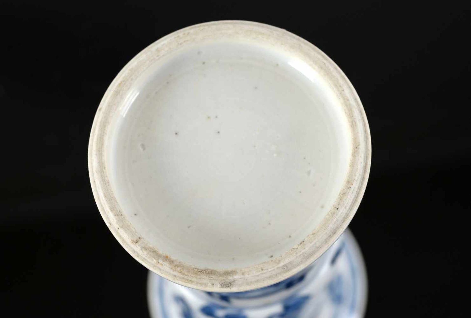 A blue and white porcelain vase, decorated with antiquities and flower vases. Unmarked. China, - Bild 6 aus 6