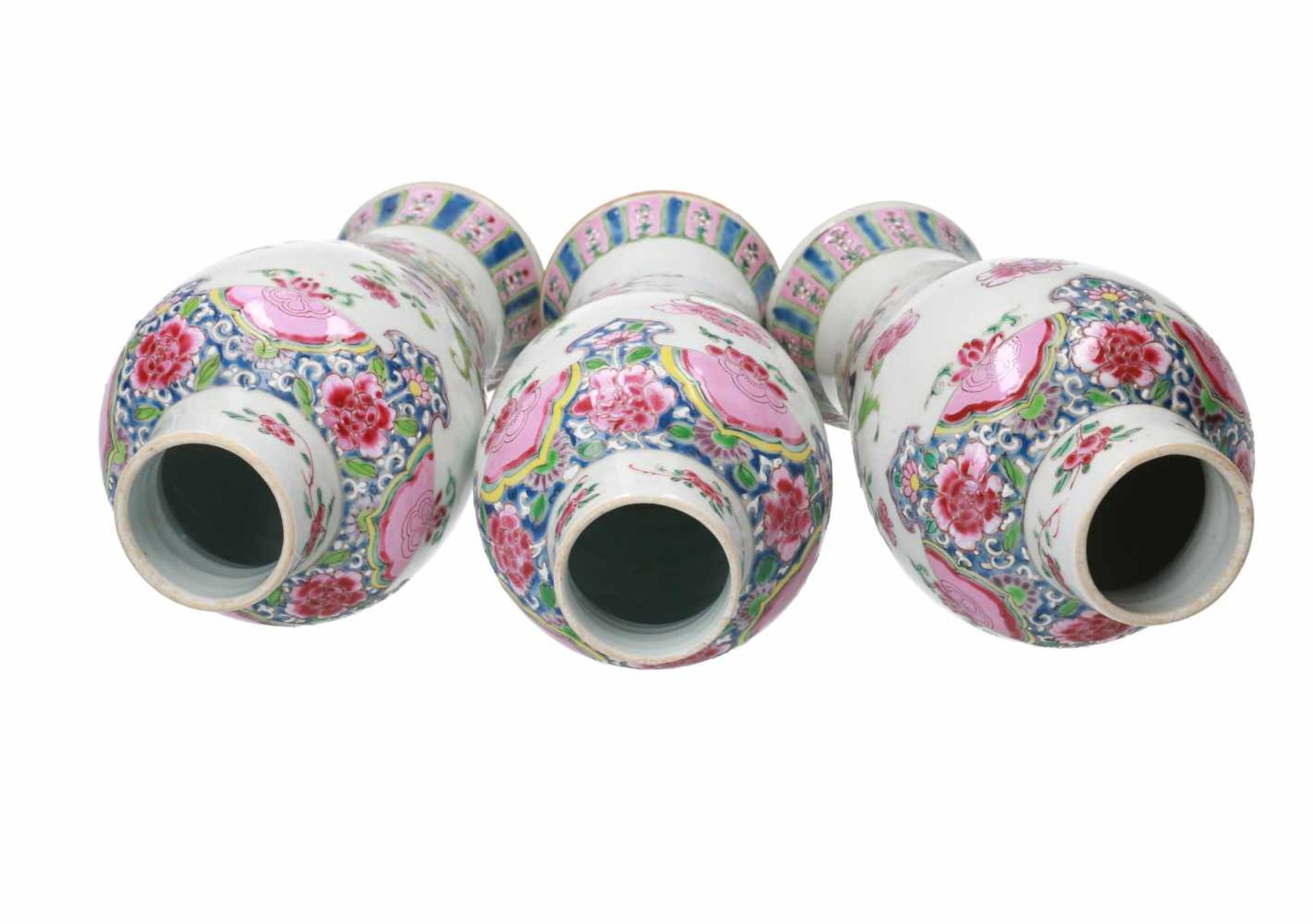 A five-piece famille rose porcelain garniture, decorated with flowers and antiquities. Unmarked. - Bild 6 aus 12