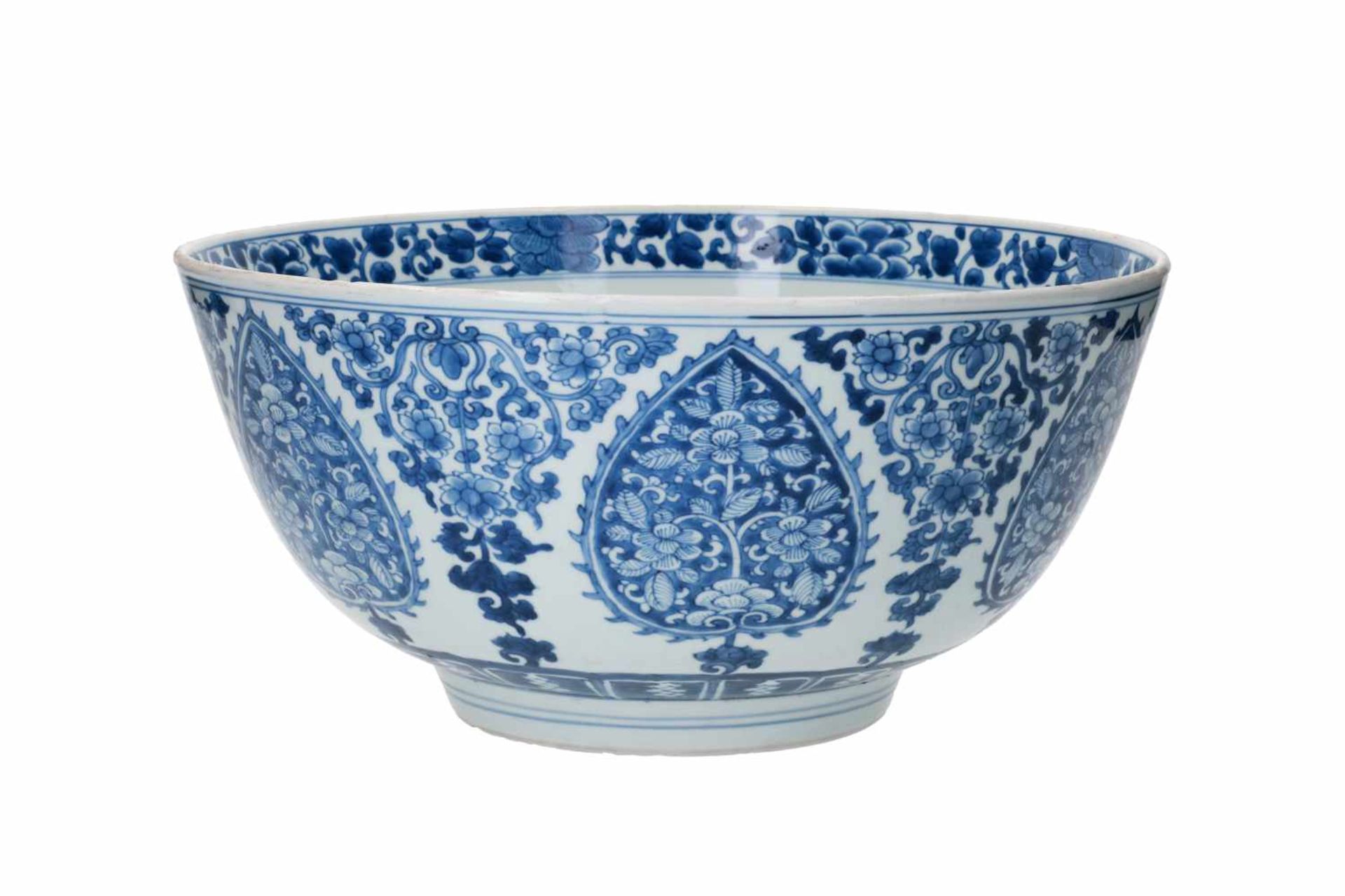 A blue and white porcelain bowl, decorated with flowers. Marked with symbol. China, Kangxi.