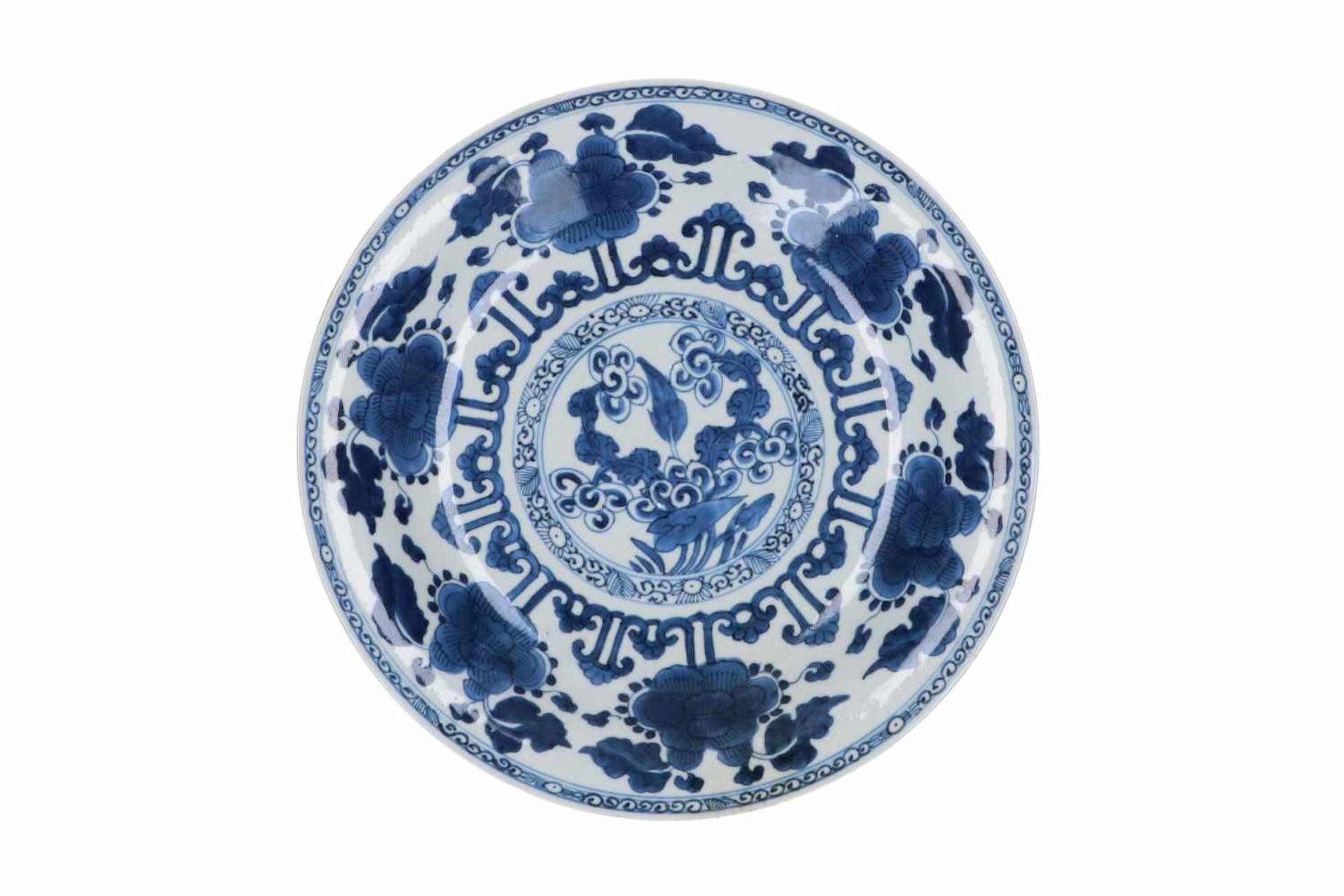 A blue and white porcelain charger with scalloped rim, decorated with flowers. Marked with 6- - Bild 4 aus 11