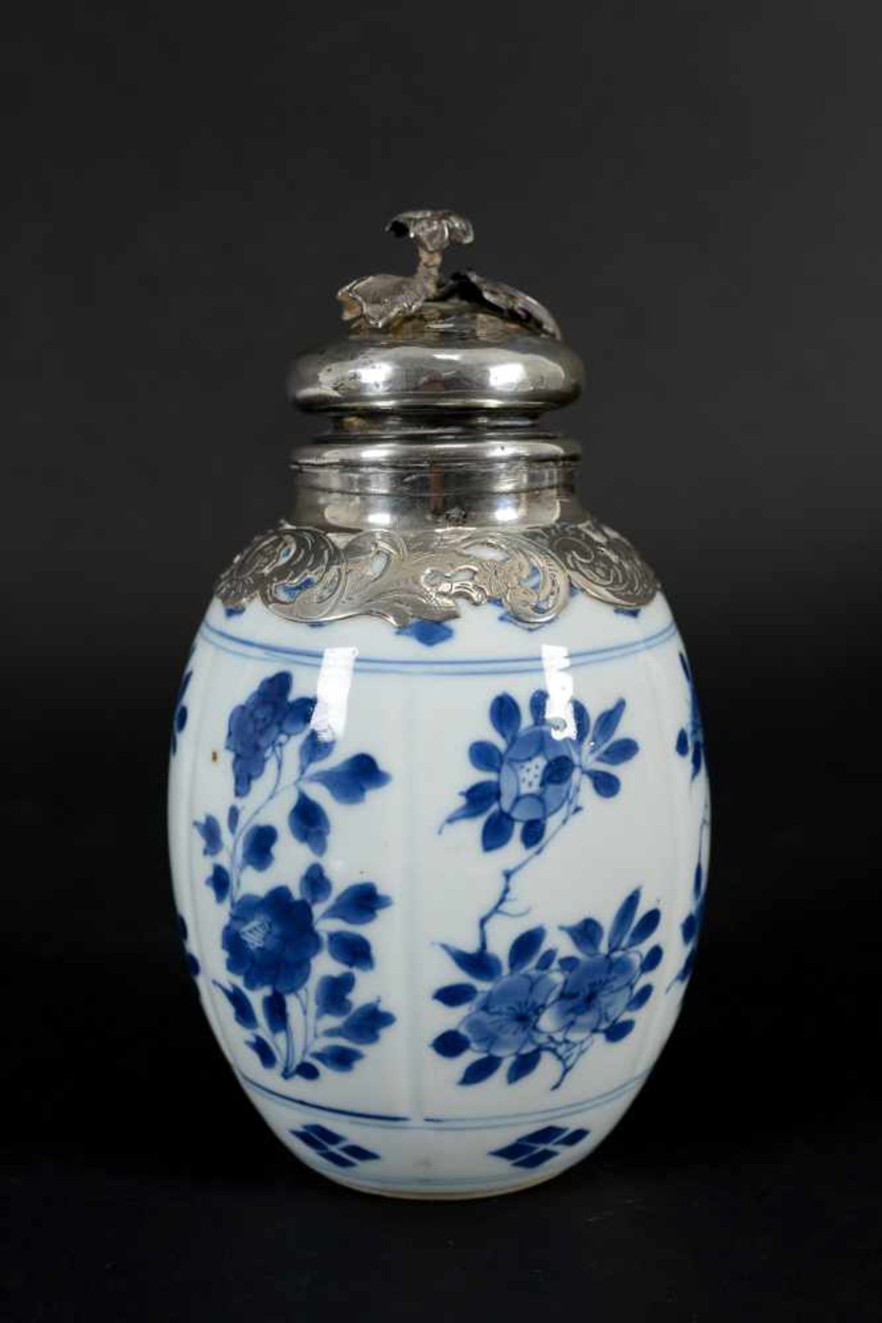 A blue and white porcelain tea caddy with 19th century silver mounting, decorated with flowers. - Bild 5 aus 6