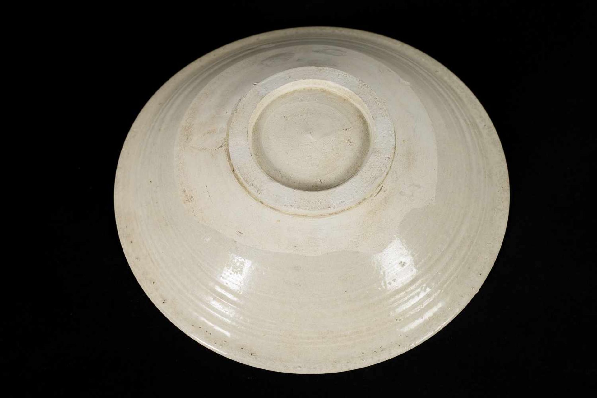 Lot of three porcelain deep dishes with oven marks in the center. China, Northern Song. - Bild 6 aus 11