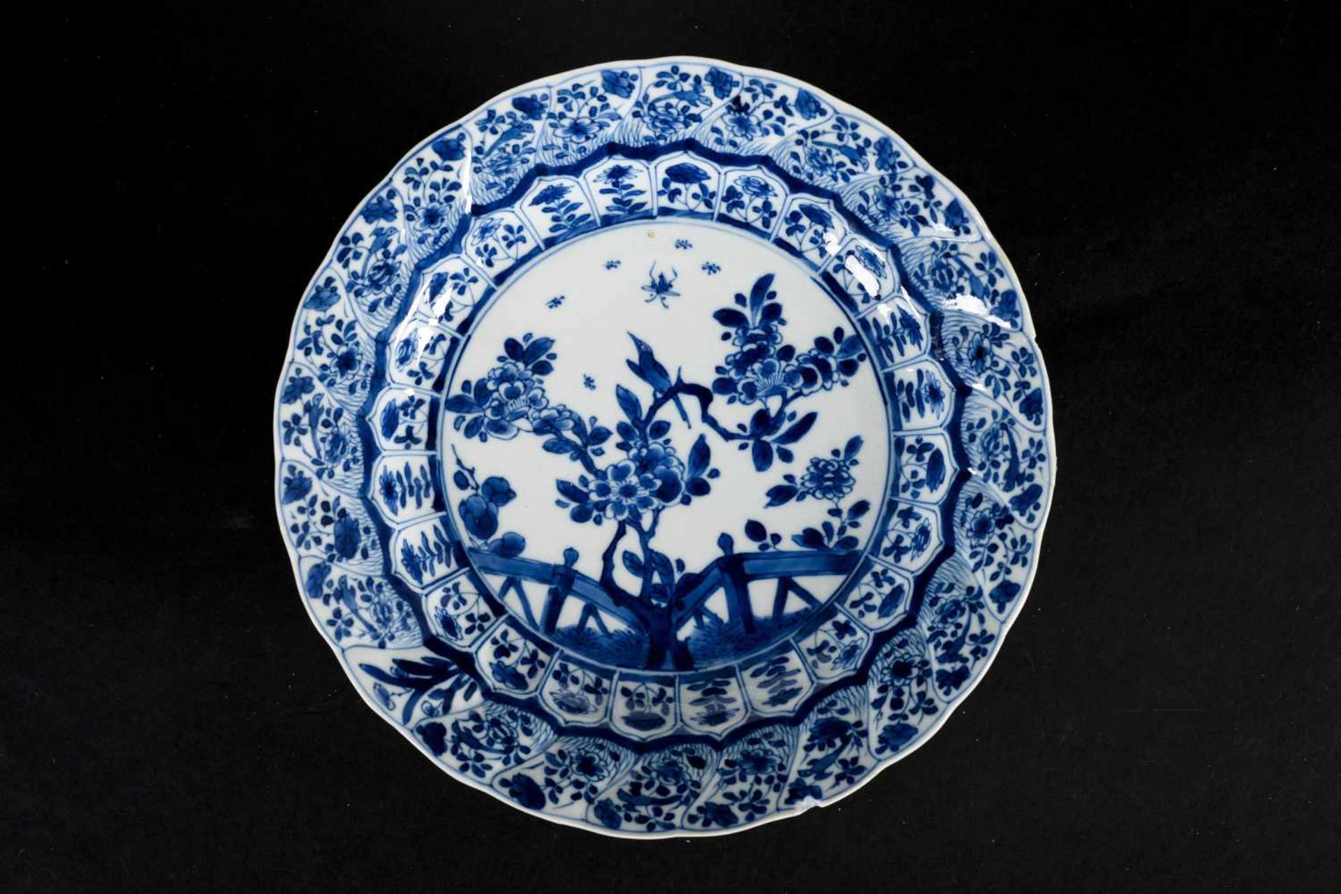 Lot of seven blue and white porcelain dishes with diverse decorations. All marked. China, Kangxi. - Bild 4 aus 12