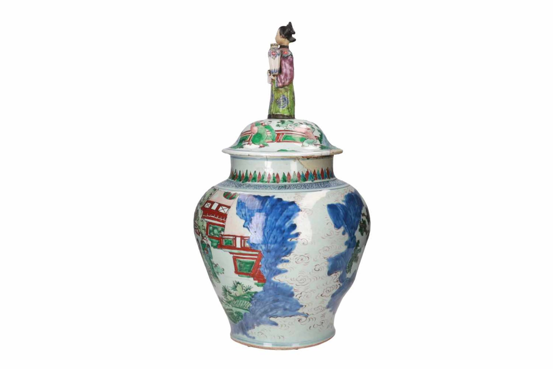 A Wucai porcelain lidded jar, decorated with a court scene. The cover with little boys and grip in - Bild 2 aus 15