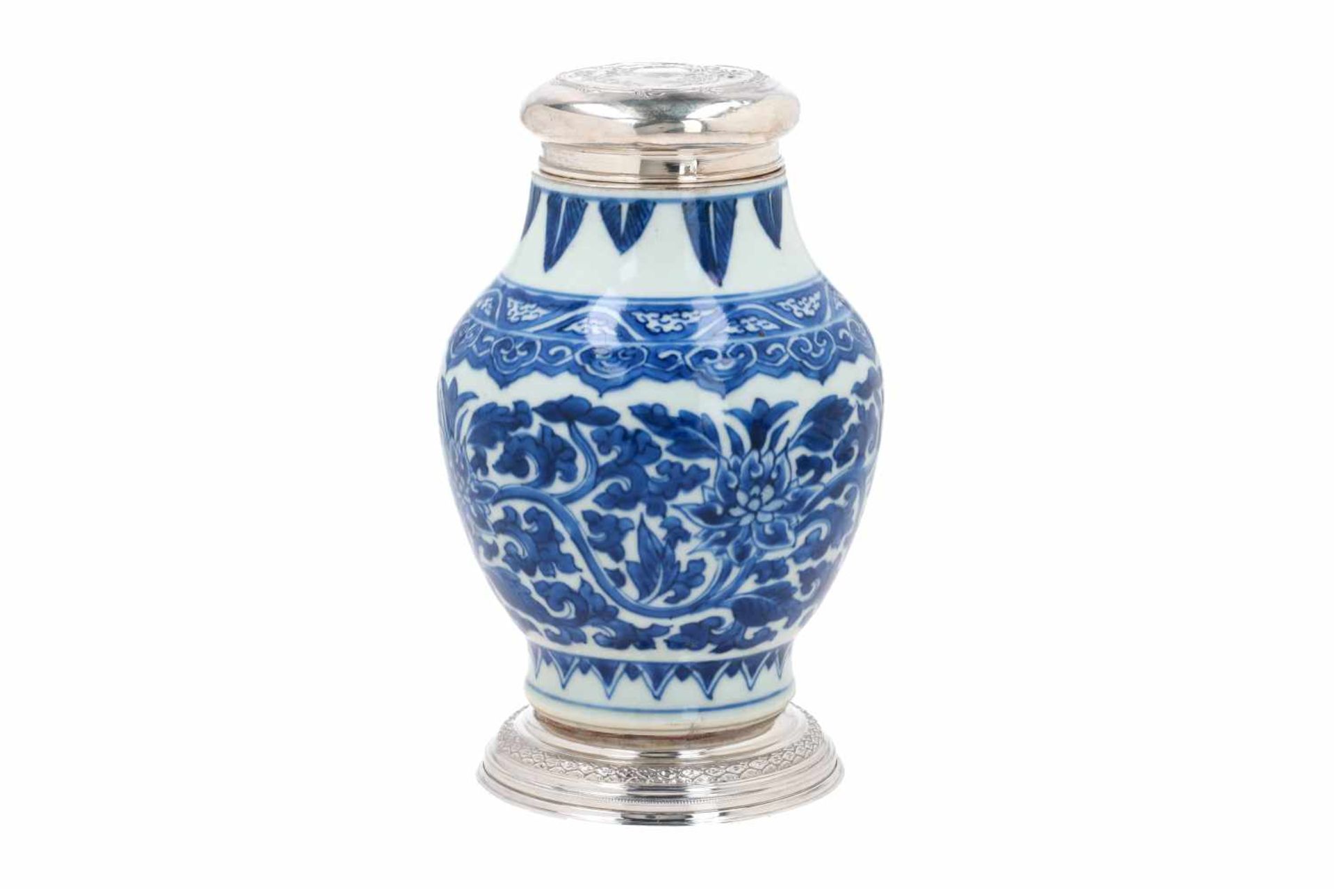 A blue and white porcelain jar with silver ring (ca. 1900) and cover, decorated with flowers and