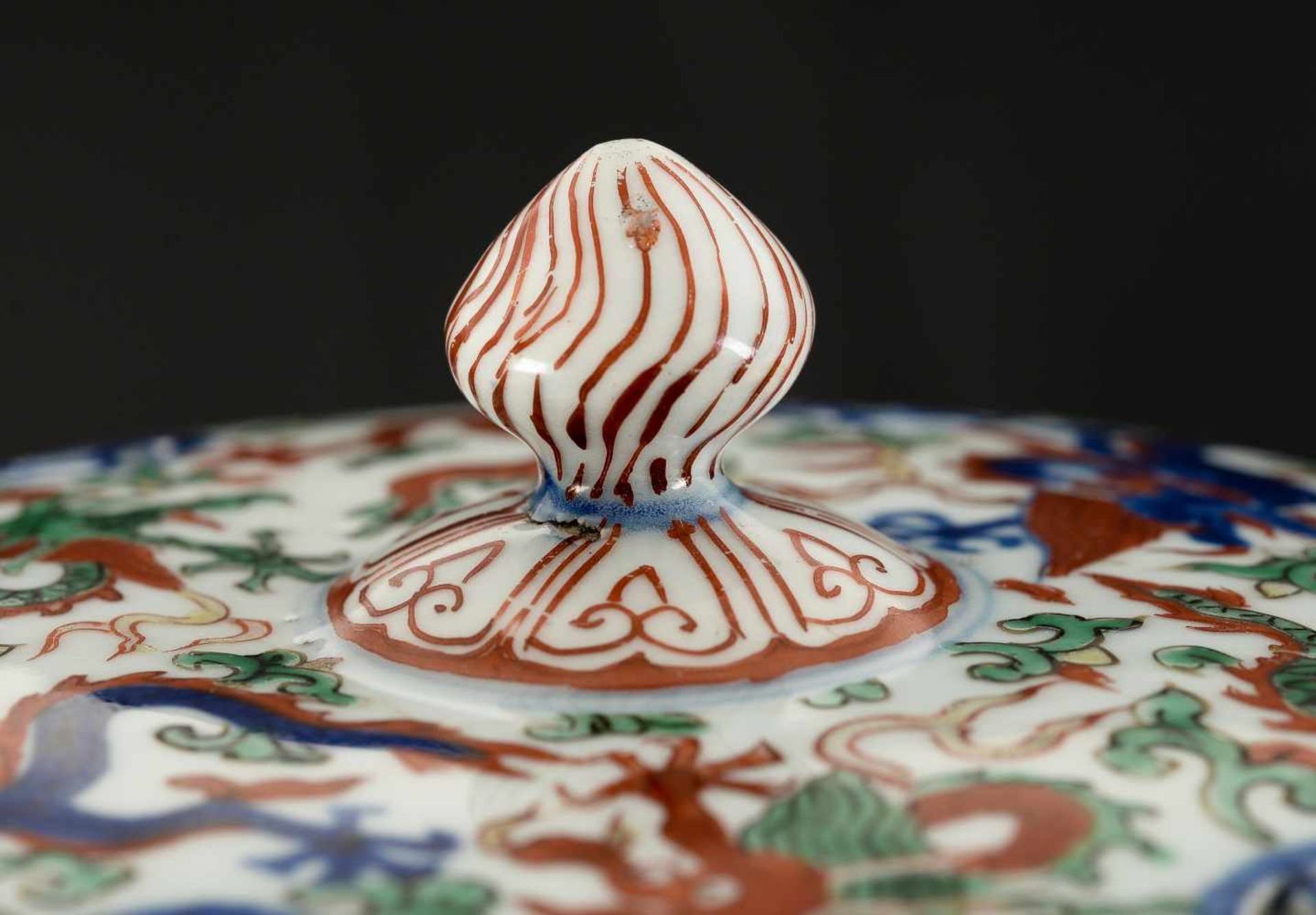 A Wucai porcelain lidded bowl, decorated with dragons and flowers. The bowl with nine - Bild 9 aus 26