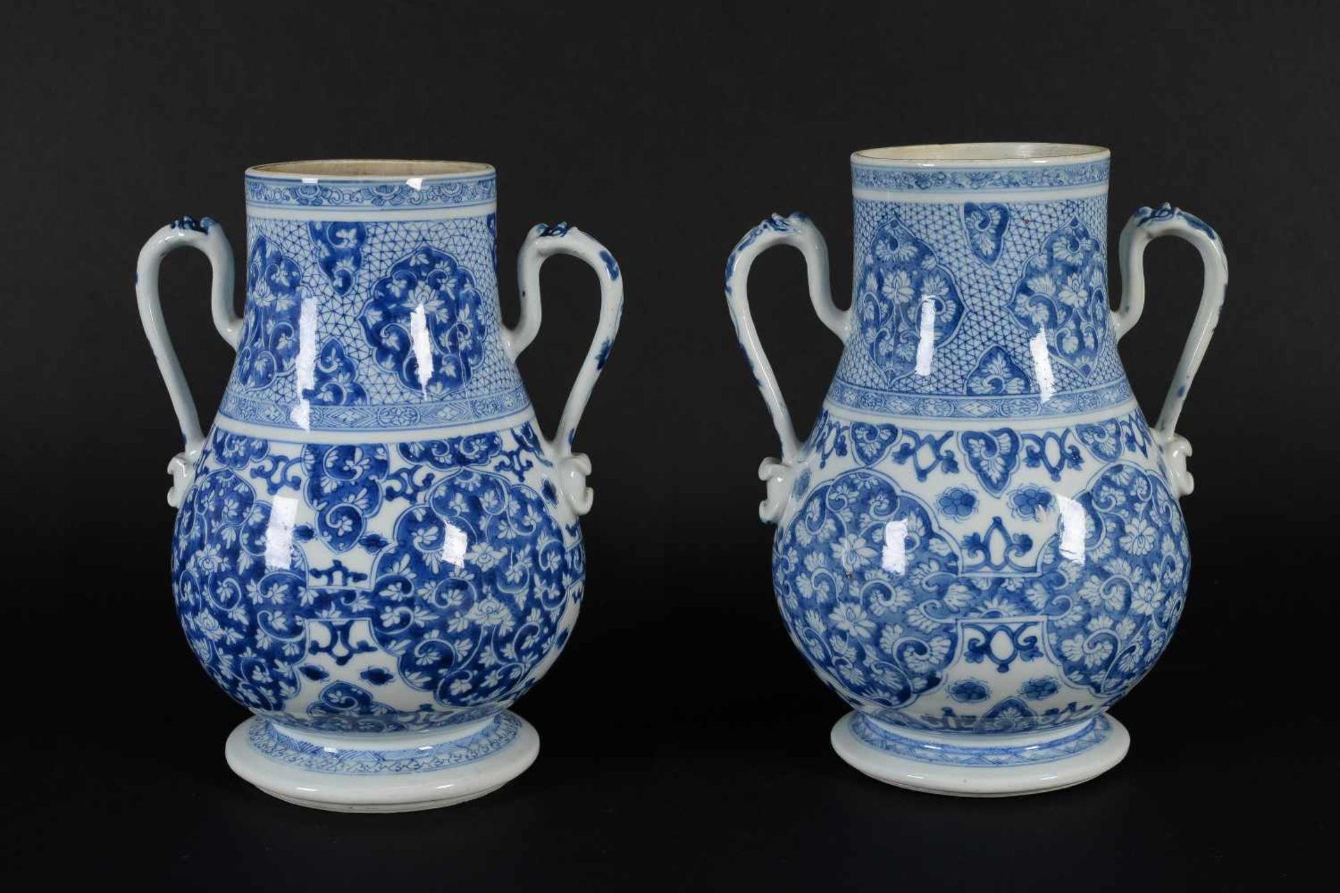 A pair of blue and white porcelain vases with two handles. Unmarked. Covers associated. China, - Bild 10 aus 13