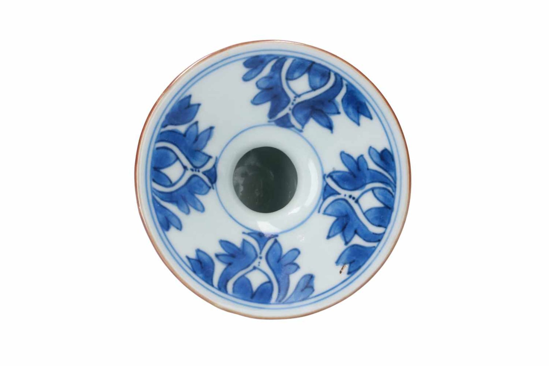 A blue and white porcelain cuspidor, decorated with flowers. Unmarked. China, Kangxi. Provenance: - Bild 4 aus 5