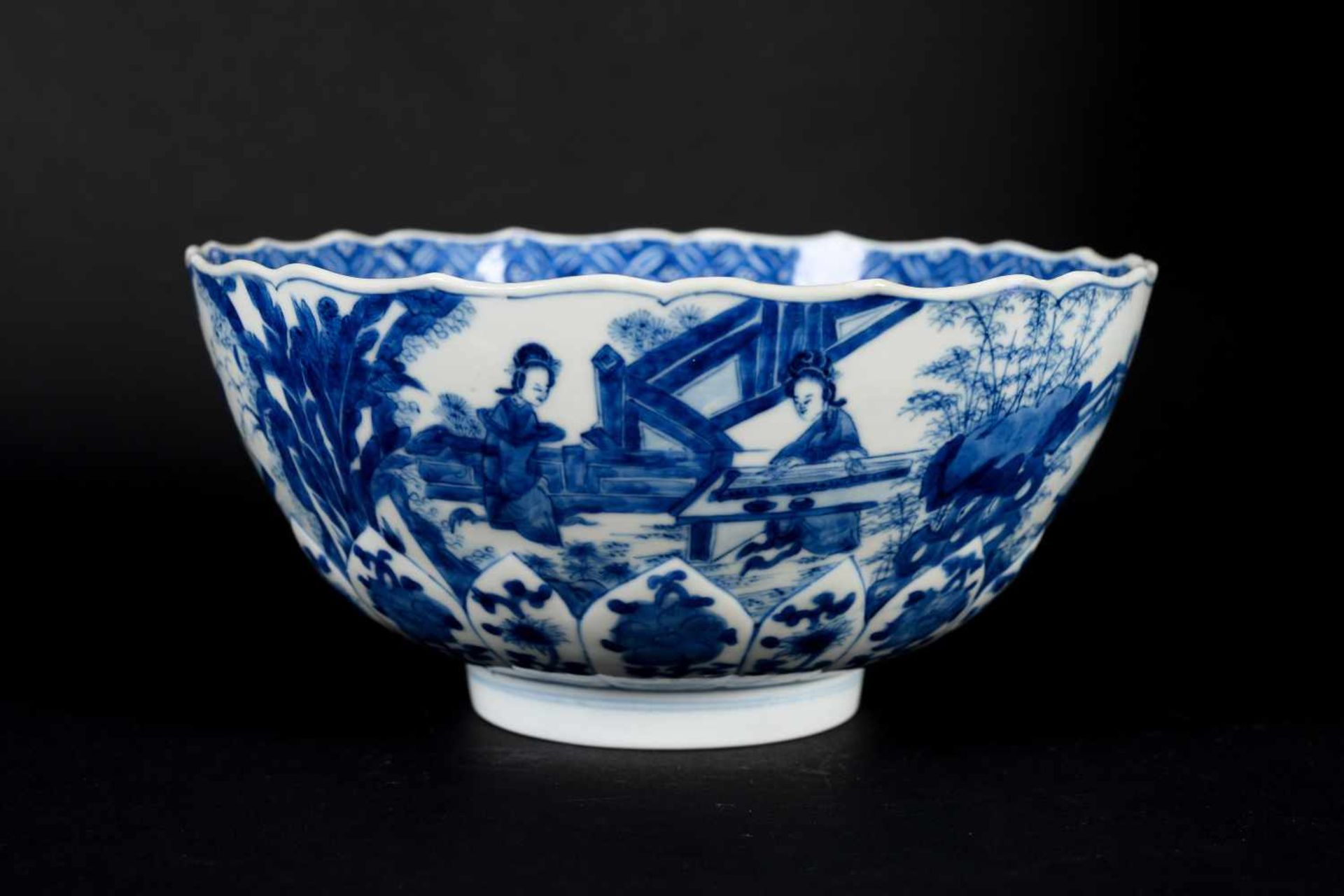 A blue and white porcelain bowl with scalloped rim, decorated with ladies in a garden and flowers. - Bild 5 aus 12