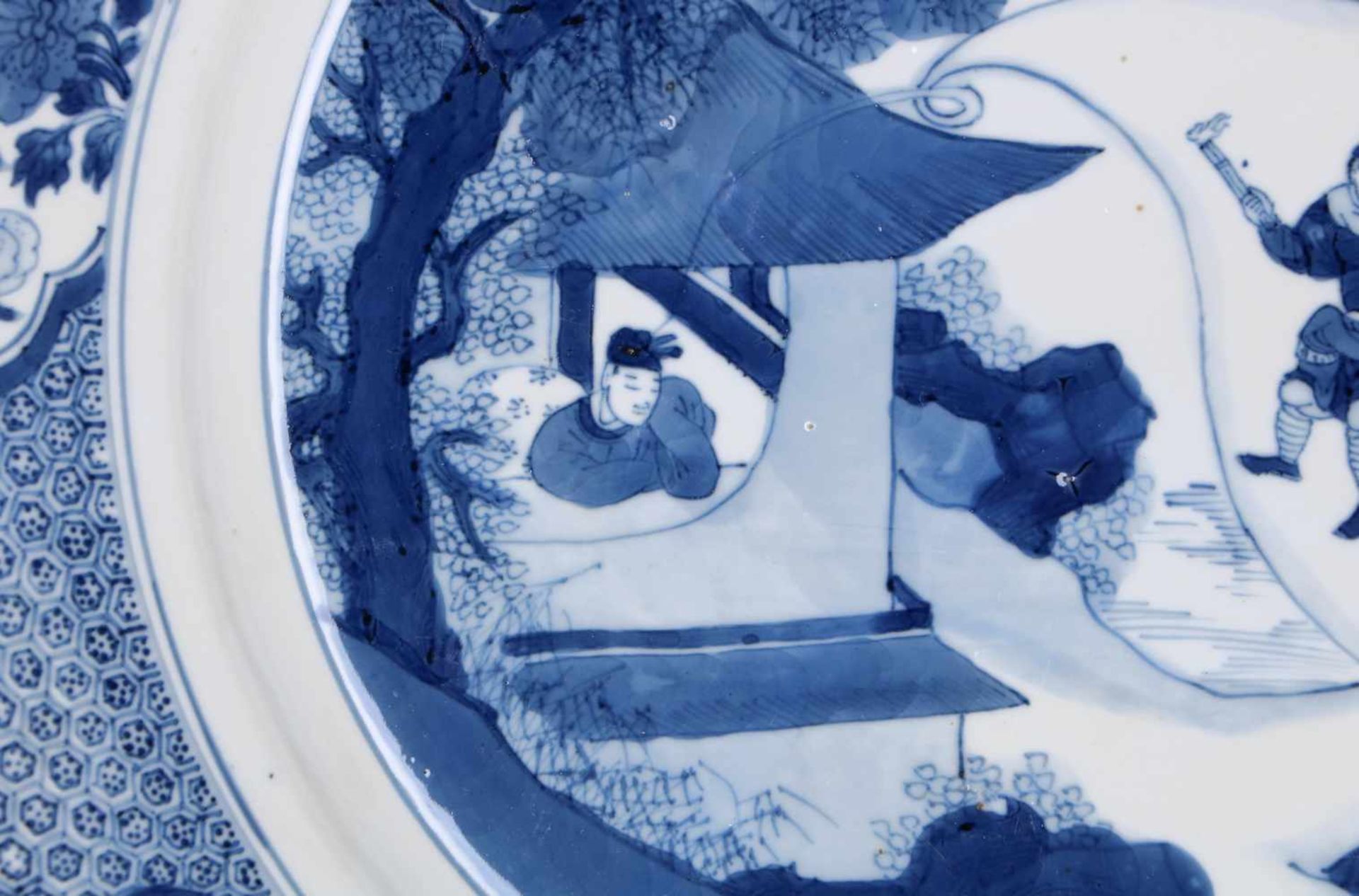 A blue and white porcelain charger, decorated with a dream. Marked with 6-character mark Chenghua. - Bild 4 aus 5