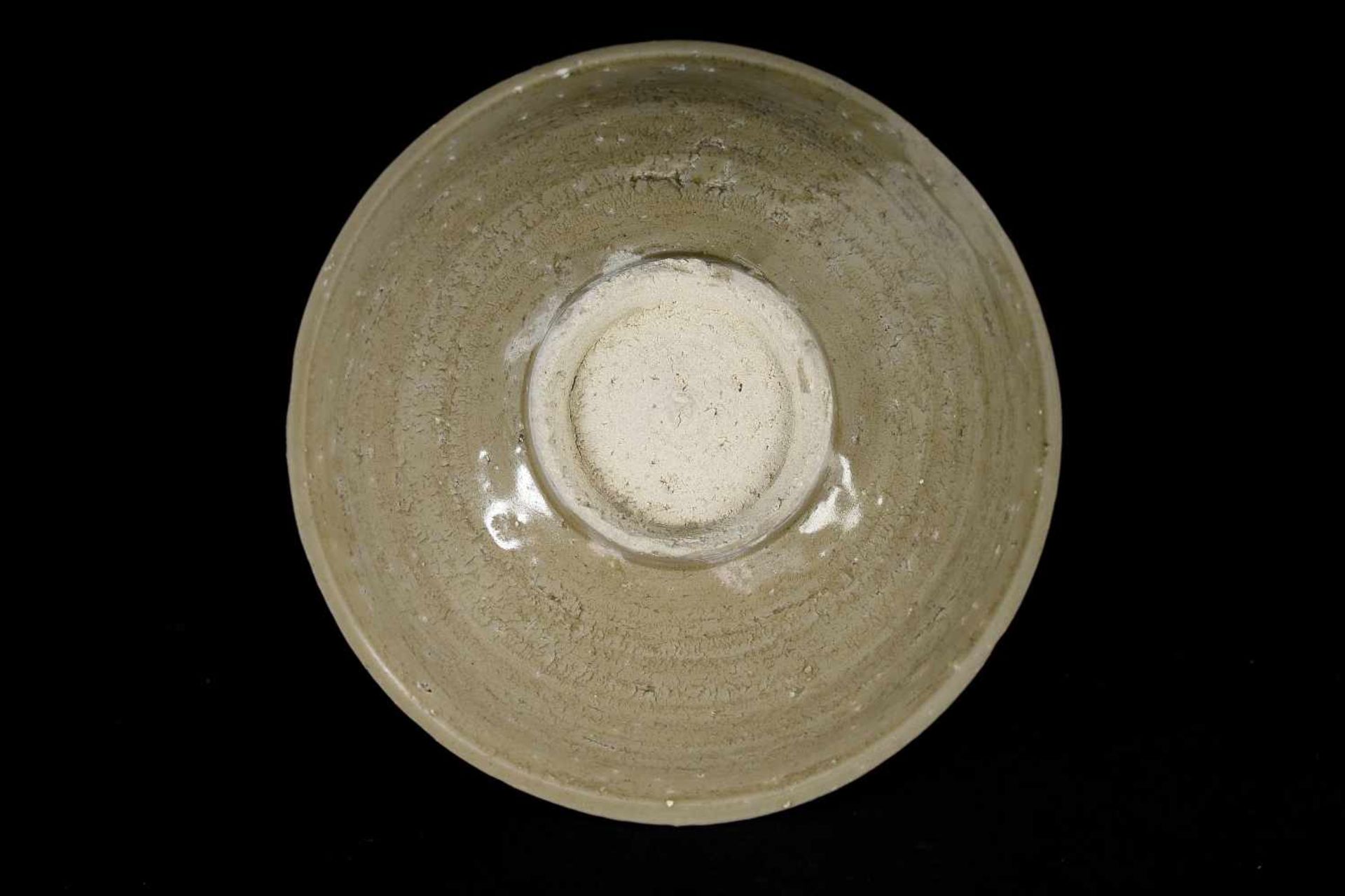 Lot of three celadon glazed bowls with abstract decor of clouds or flowers. Unmarked. China, Song. - Bild 4 aus 8