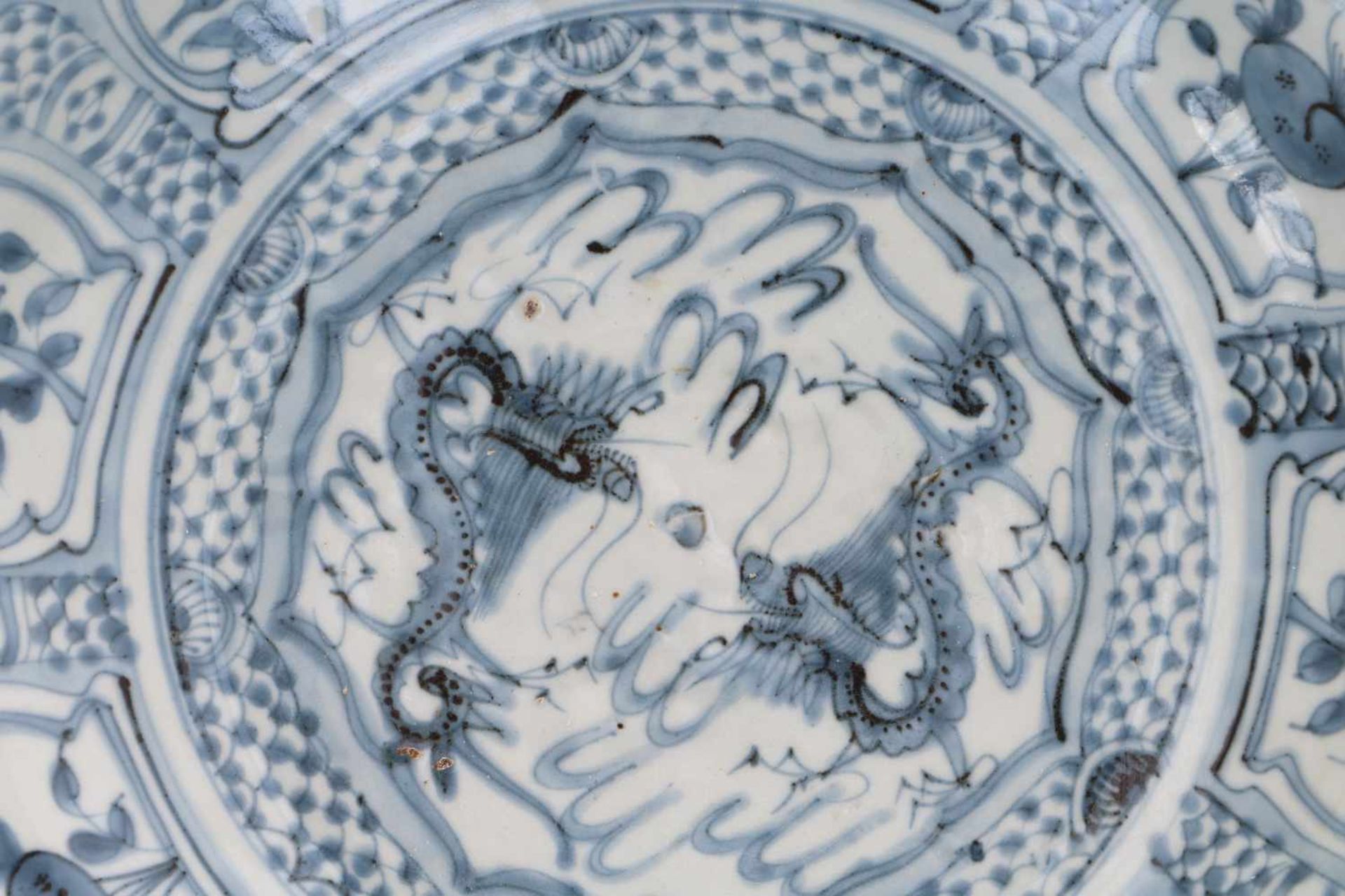 A blue and white porcelain deep charger, decorated with dragons and flowers. Unmarked. China, - Bild 3 aus 6