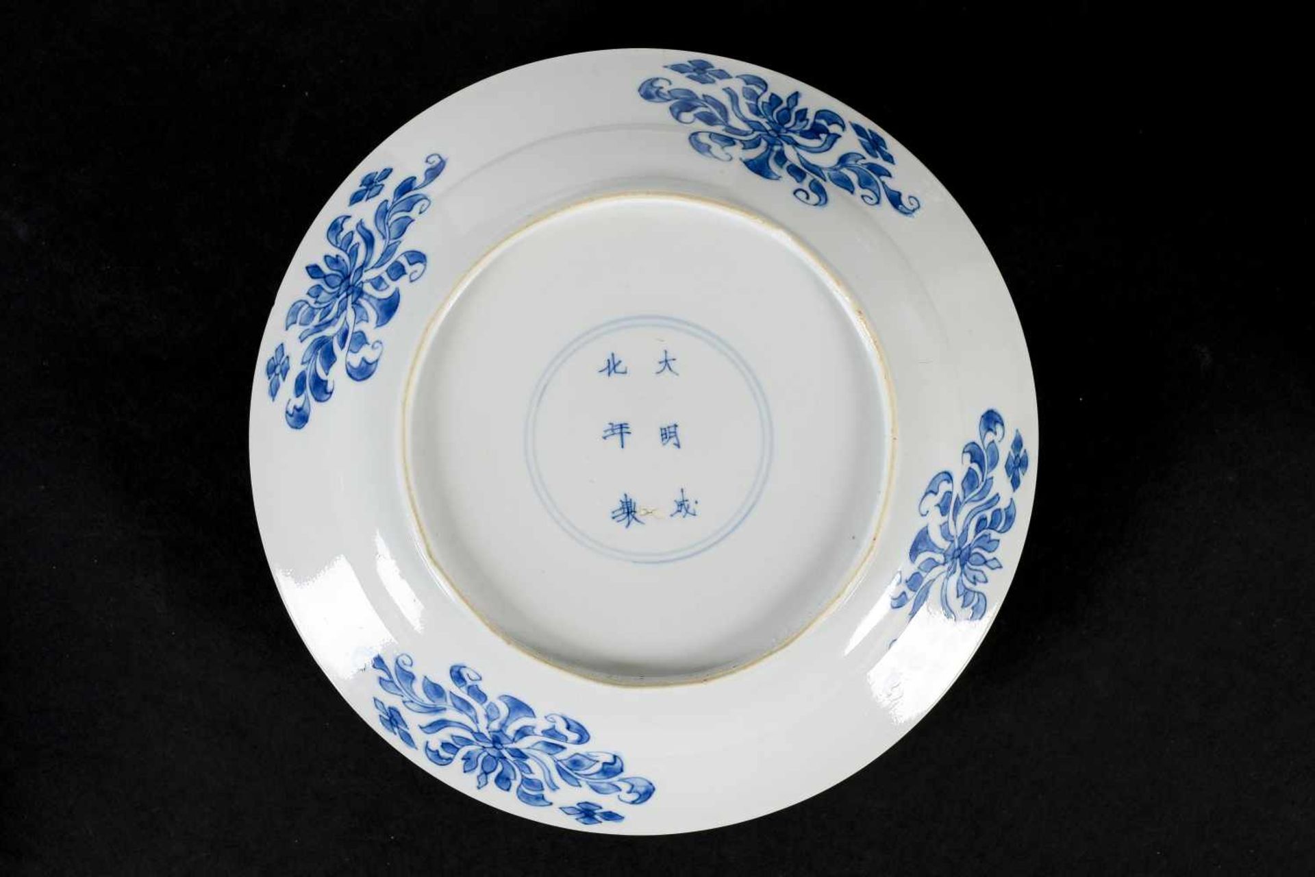 A set of three blue and white porcelain dishes, decorated with figures and a horse. Marked with 6- - Bild 6 aus 10