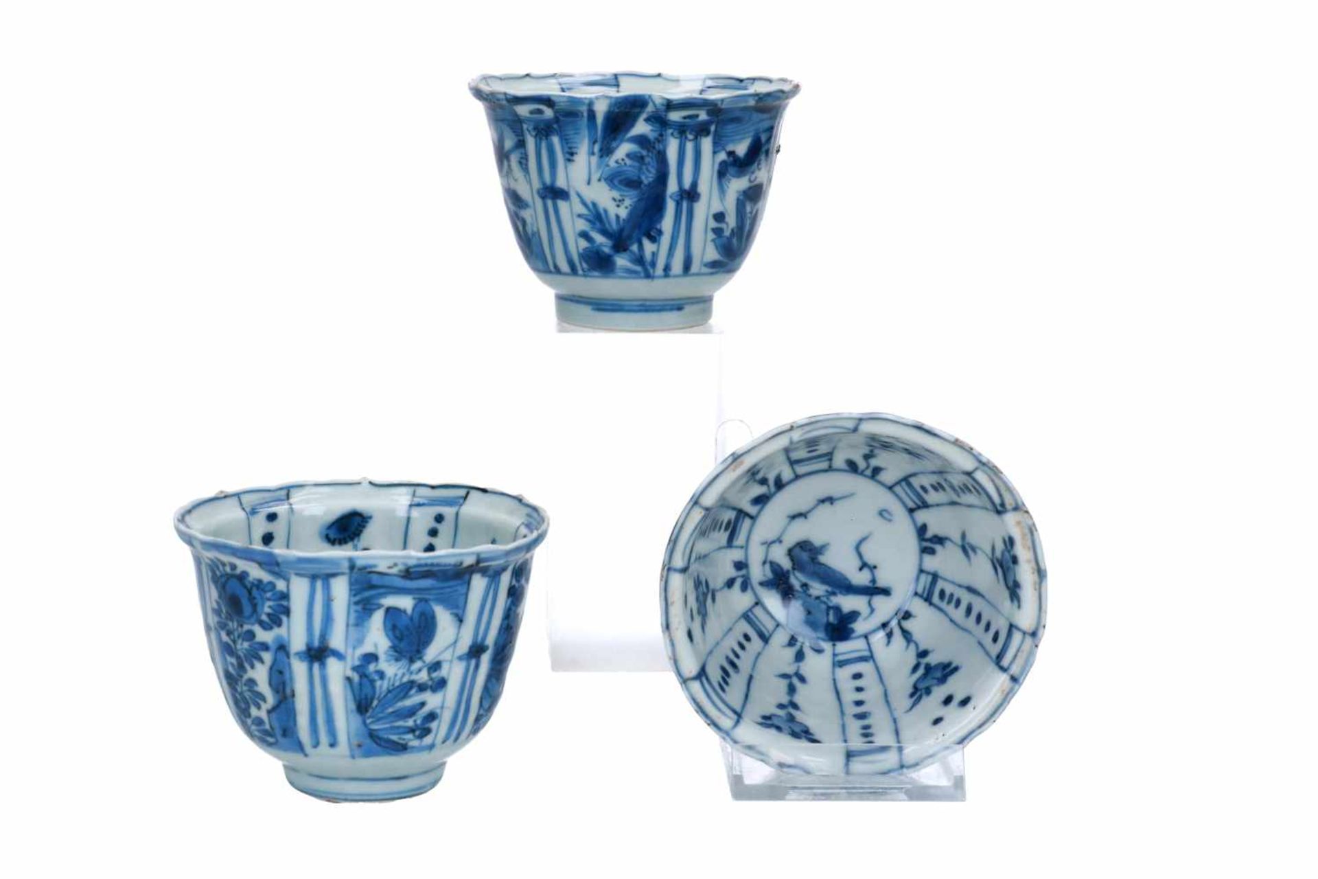 A lot of three blue and white porcelain bowls, decorated with flowers, birds and butterflies. - Bild 2 aus 4