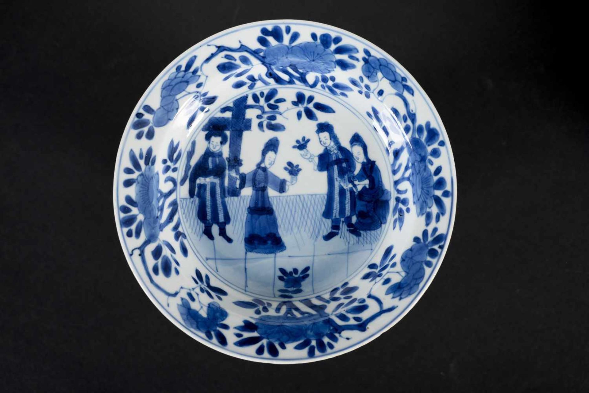 A blue and white Chine de Commande porcelain deep saucer, decorated with figures and flowers. Marked - Bild 3 aus 4