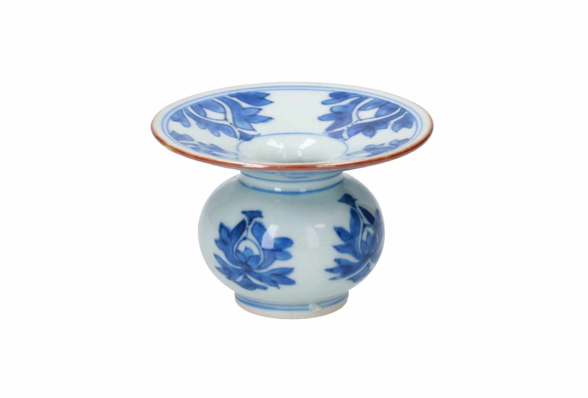 A blue and white porcelain cuspidor, decorated with flowers. Unmarked. China, Kangxi. Provenance: - Bild 3 aus 5