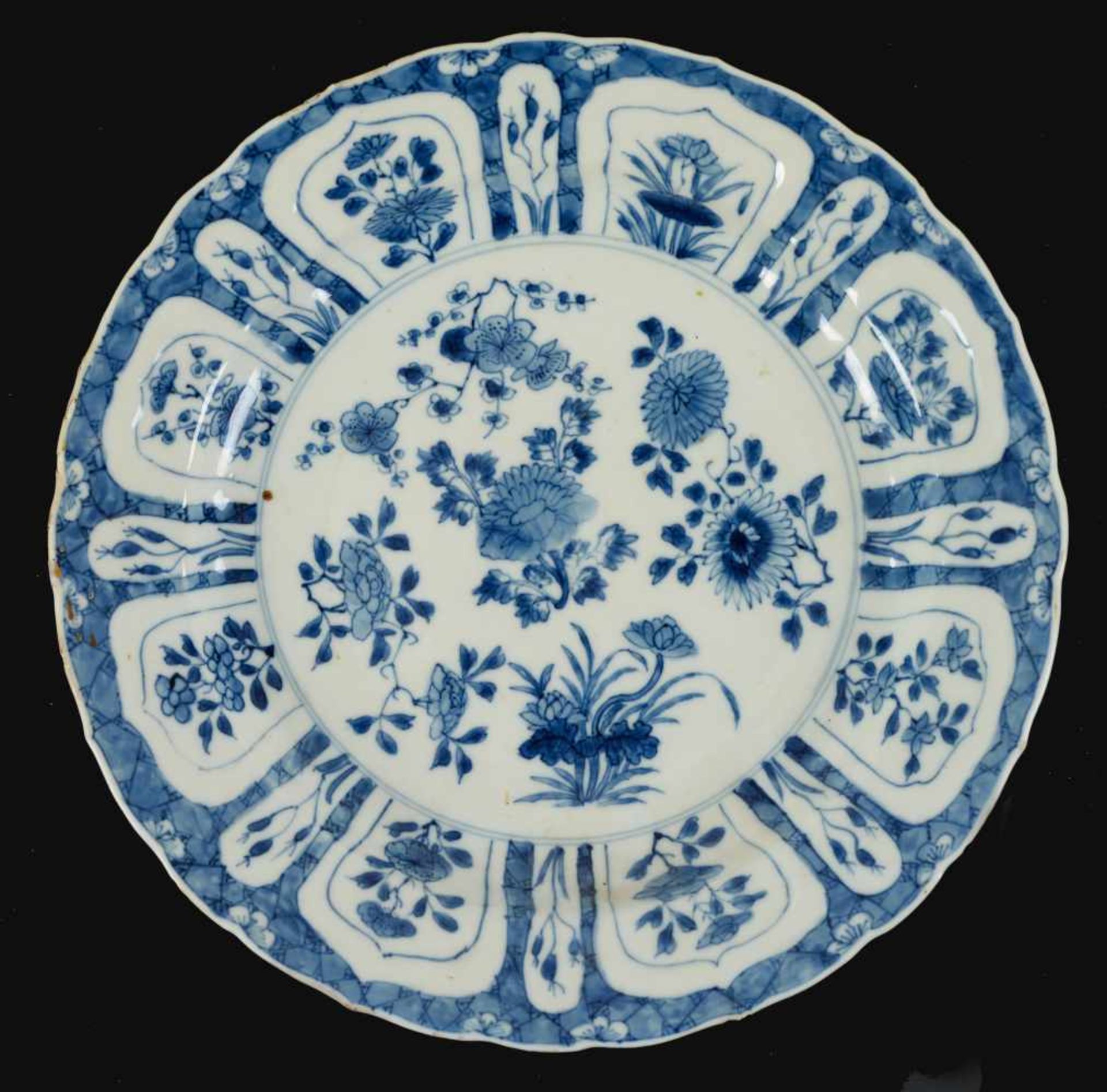 A set of three blue and white porcelain dishes, decorated with flowers. Marked with 6-character mark - Bild 6 aus 9