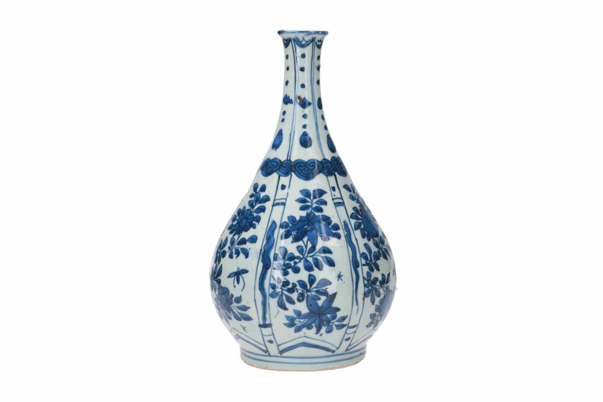 A lobed blue and white porcelain vase, decorated with flowers and fruits. Unmarked. China, Wanli. - Bild 4 aus 7