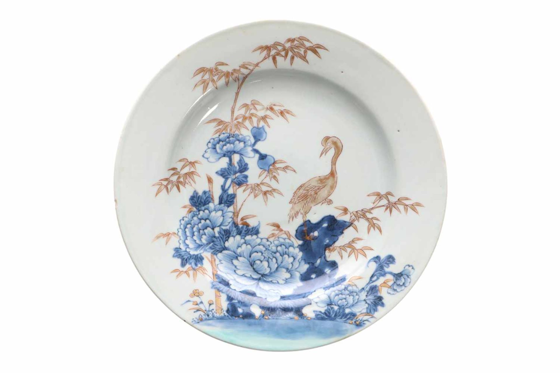 A set of four blue and white porcelain dishes with gilded decor of flowers and a crane. Unmarked. - Bild 3 aus 6