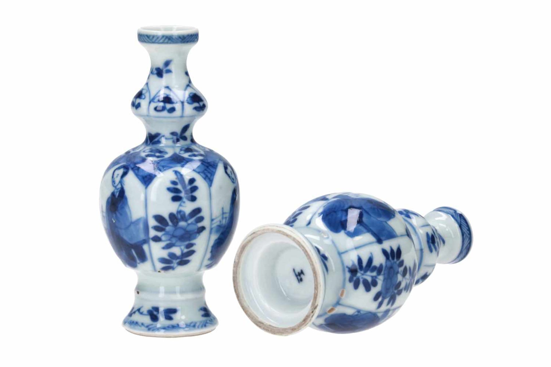 A pair of blue and white porcelain miniature vases, decorated with long Elizas and flowers. Marked - Bild 3 aus 6
