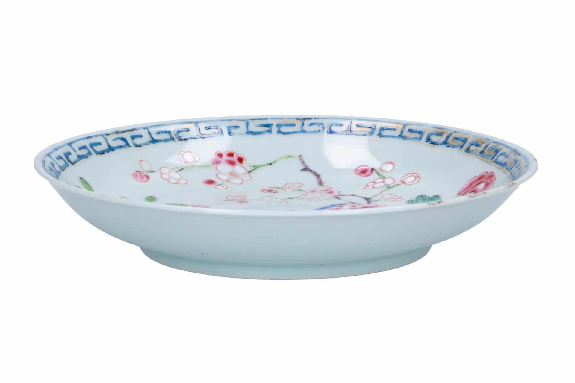A famille rose porcelain chicken saucer, decorated with flowers. Unmarked. China, Qianlong. - Bild 3 aus 5