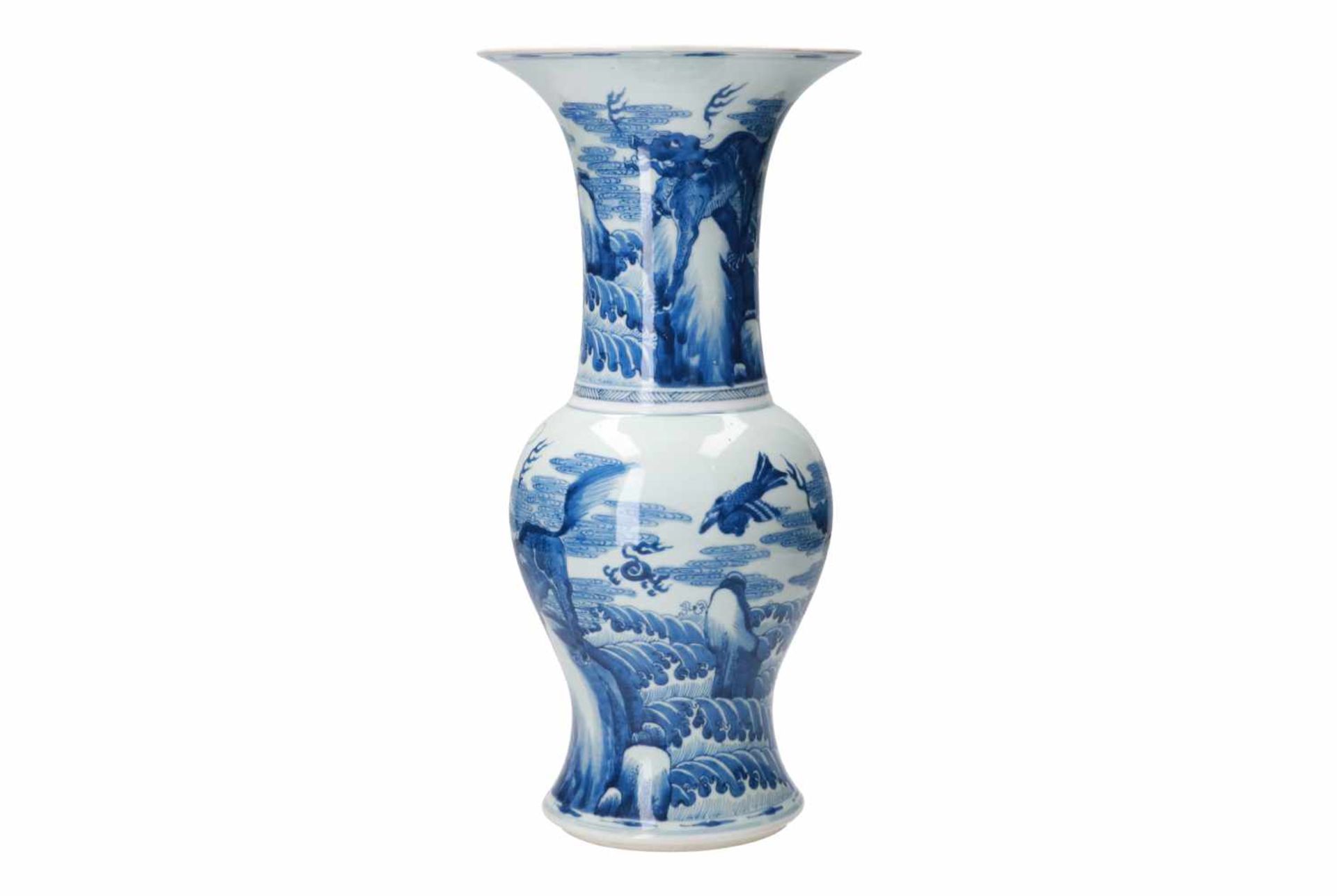 A blue and white porcelain yen yen vase, decorated with kylins and birds in an ocean landscape - Bild 4 aus 9