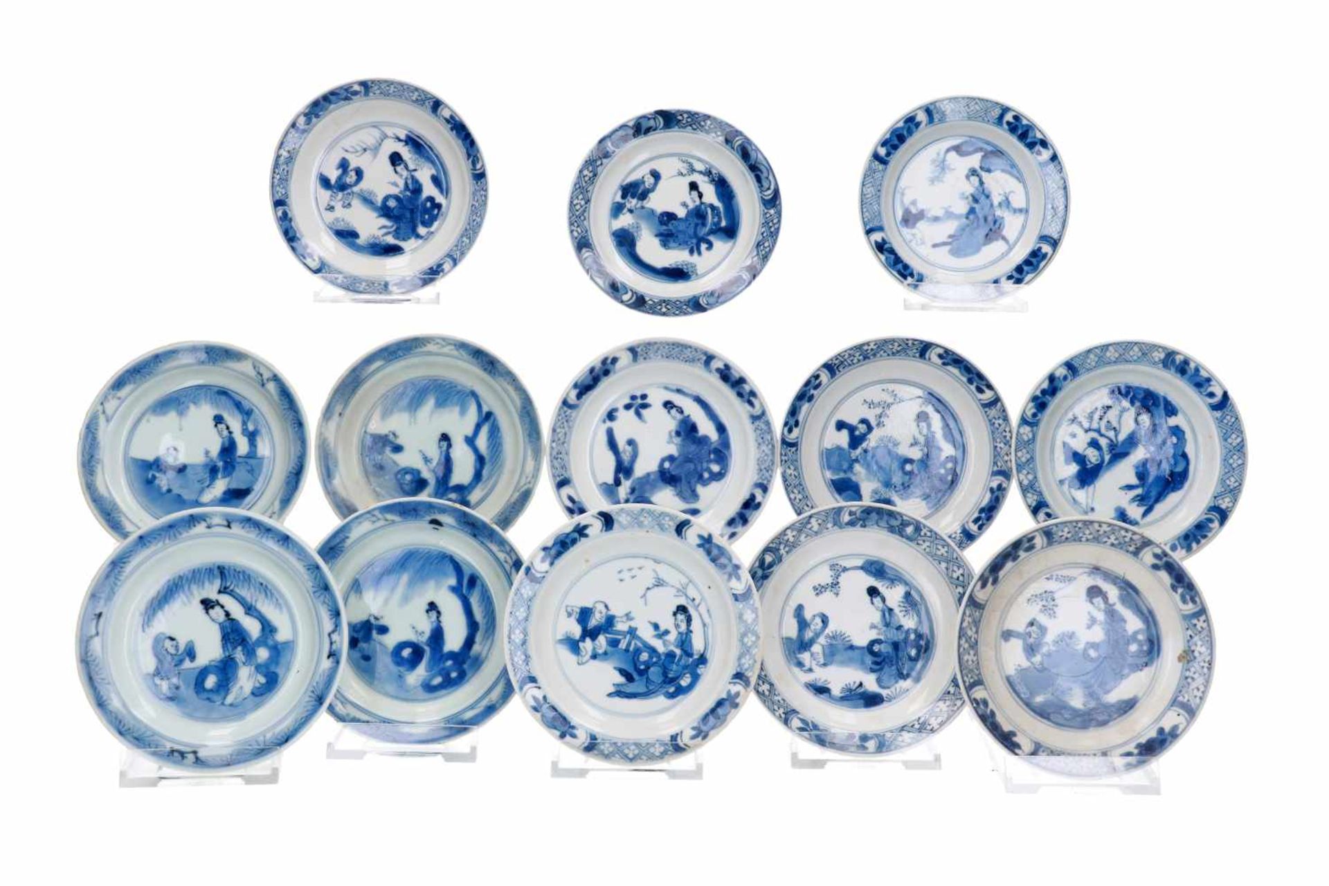 A set of 13 blue and white porcelain saucers, decorated with figures. Marked with 4-character - Bild 8 aus 11