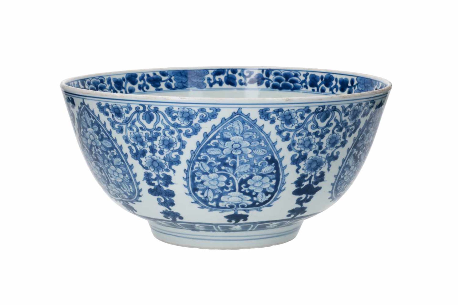 A blue and white porcelain bowl, decorated with flowers. Marked with symbol. China, Kangxi. - Image 2 of 8