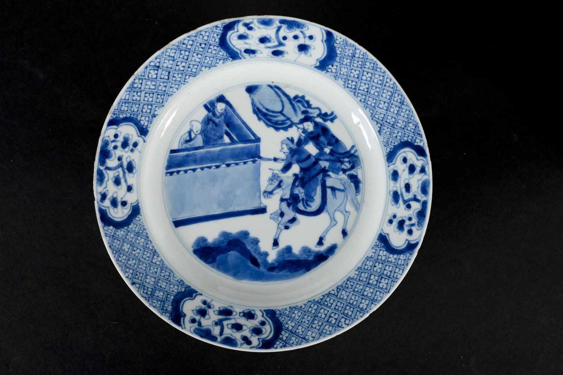 Two blue and white porcelain dishes, 1) decorated with a scene from the Romance of the Western - Bild 6 aus 8