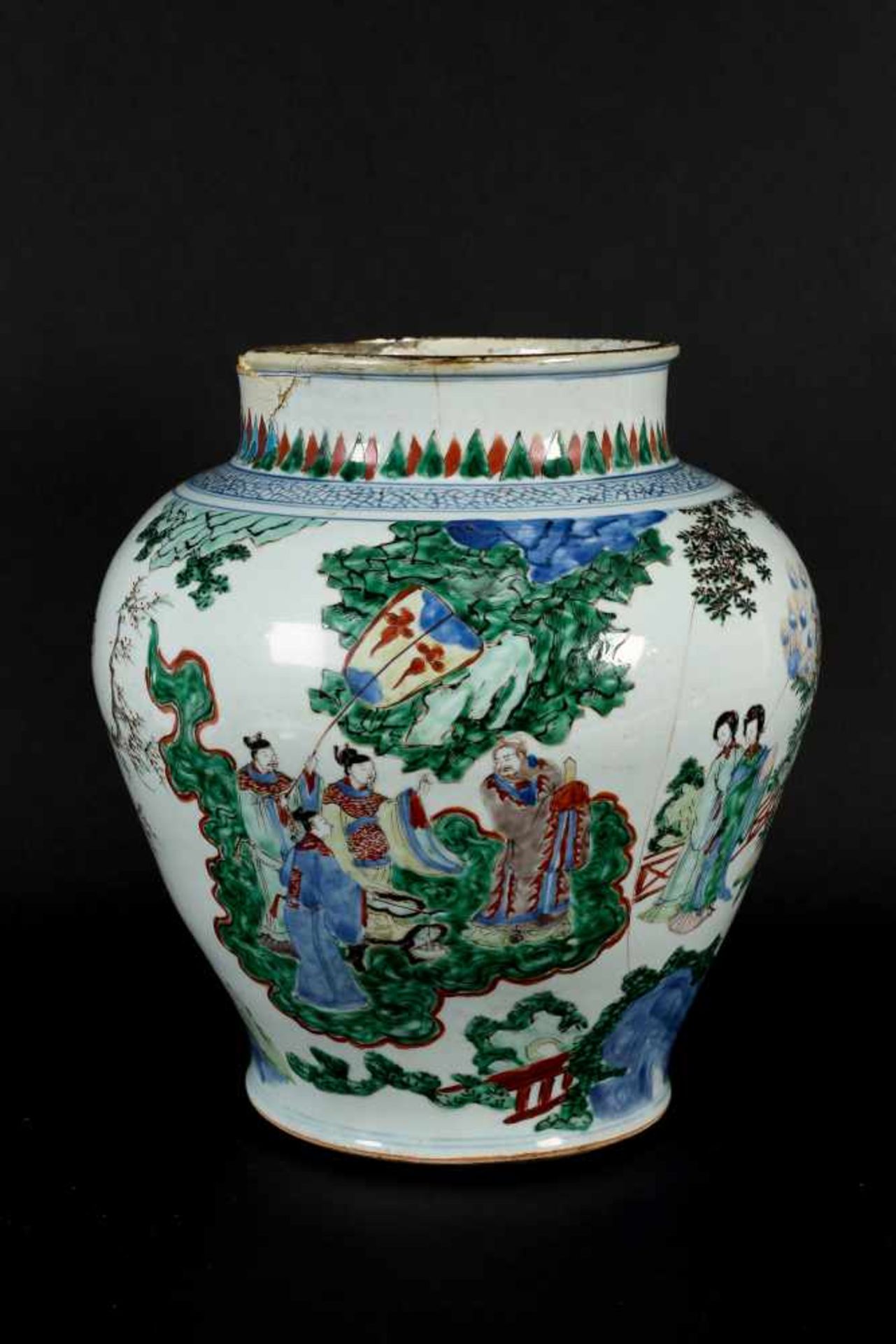A Wucai porcelain lidded jar, decorated with a court scene. The cover with little boys and grip in - Bild 12 aus 15