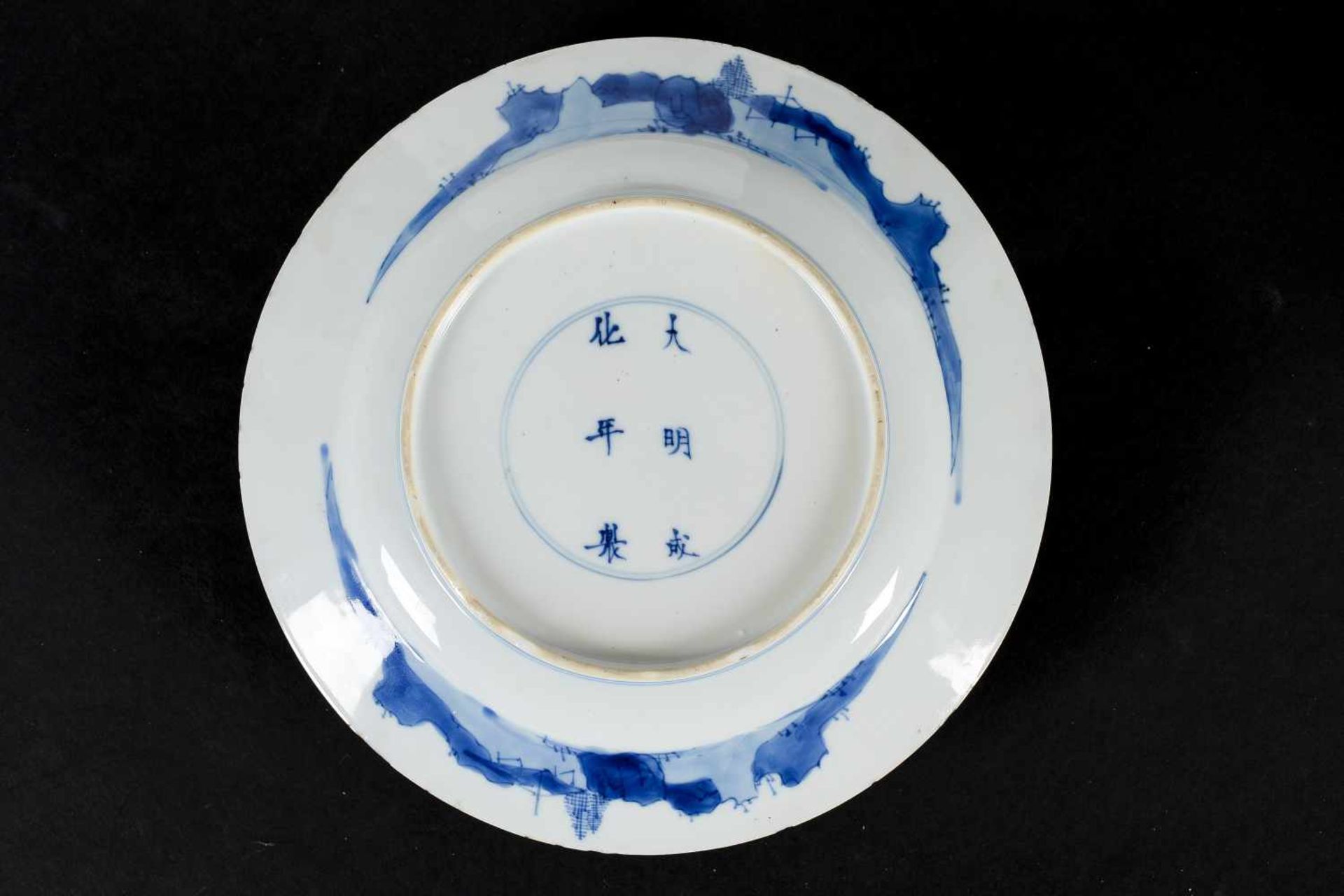 Two blue and white porcelain dishes, 1) decorated with a scene from the Romance of the Western - Bild 8 aus 8