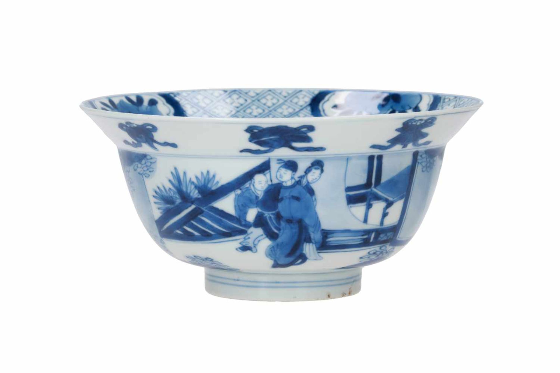 A pair of blue and white porcelain bowls, decorated with figures on a terrace, little boys and - Bild 5 aus 20