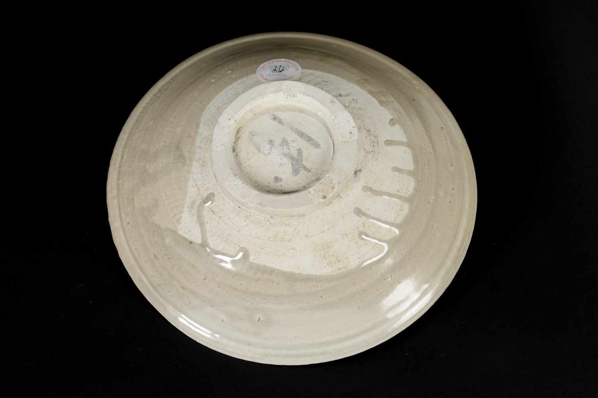 Lot of three porcelain deep dishes with oven marks in the center. China, Northern Song. - Bild 10 aus 11