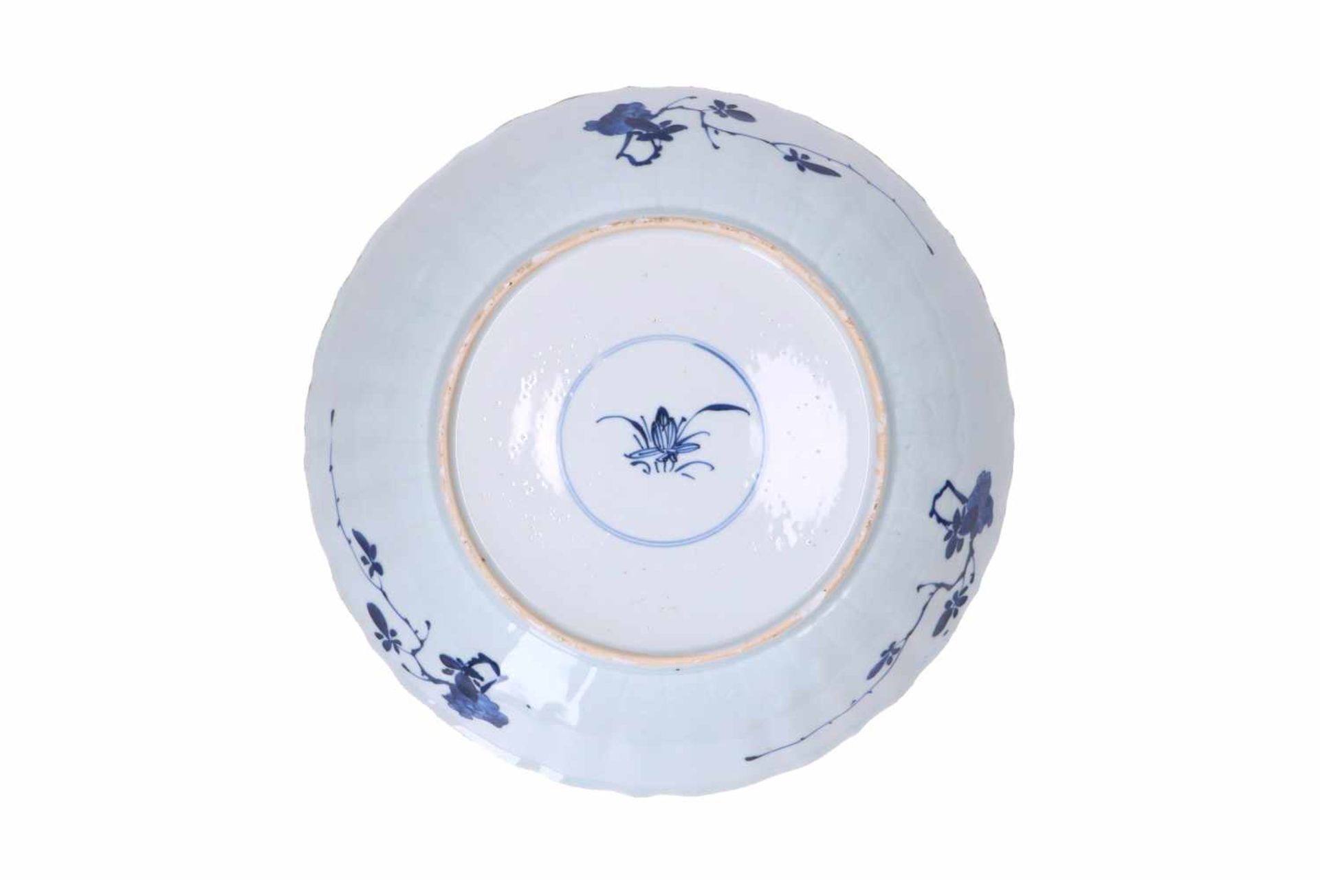 A blue and white porcelain deep charger, decorated with a flower basket and flowers. Marked with - Bild 2 aus 5